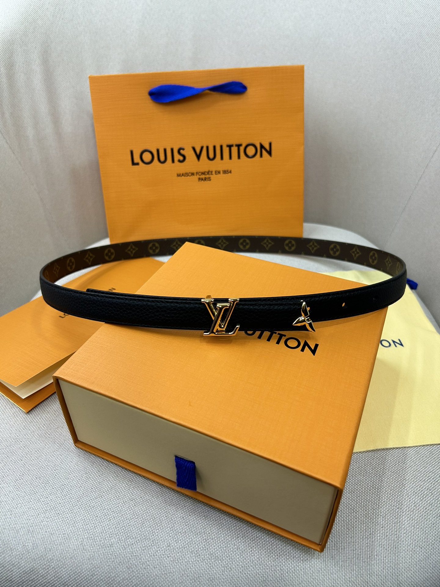  Pretty LV 路易威登 双面腰带以耀目金属雕琢 LV Initiales 搭扣和末端的不完整 M