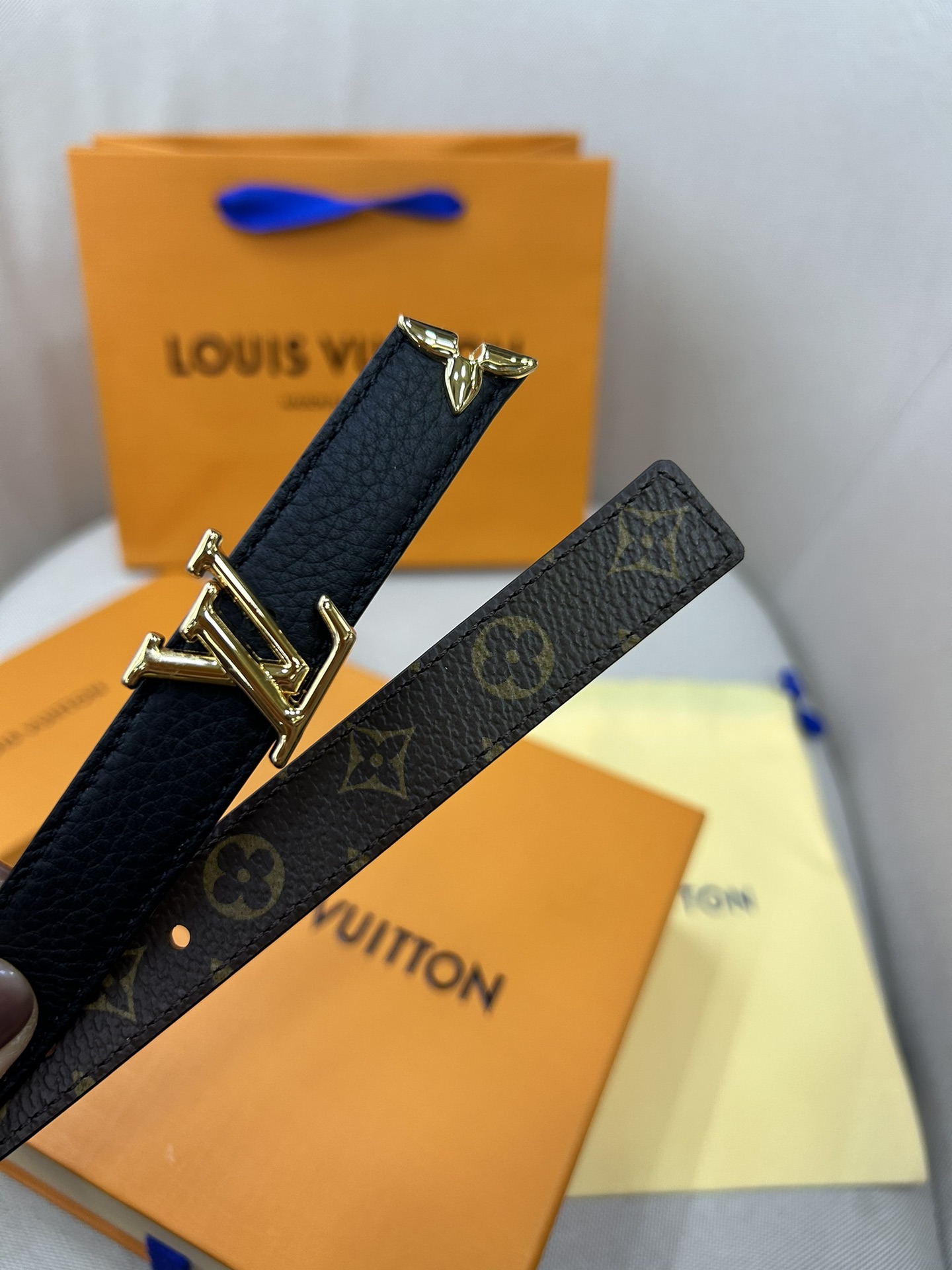  Pretty LV 路易威登 双面腰带以耀目金属雕琢 LV Initiales 搭扣和末端的不完整 M