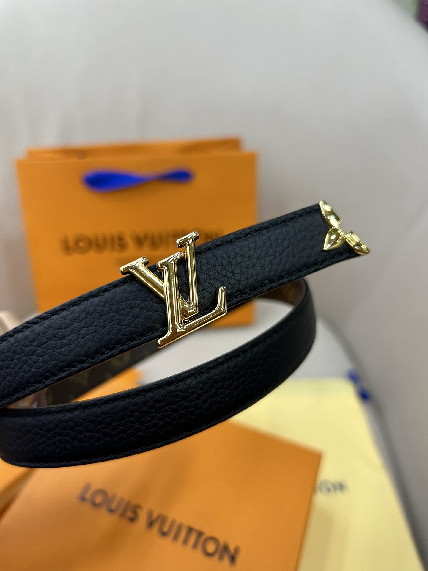  Pretty LV 路易威登 双面腰带以耀目金属雕琢 LV Initiales 搭扣和末端的不完整 M