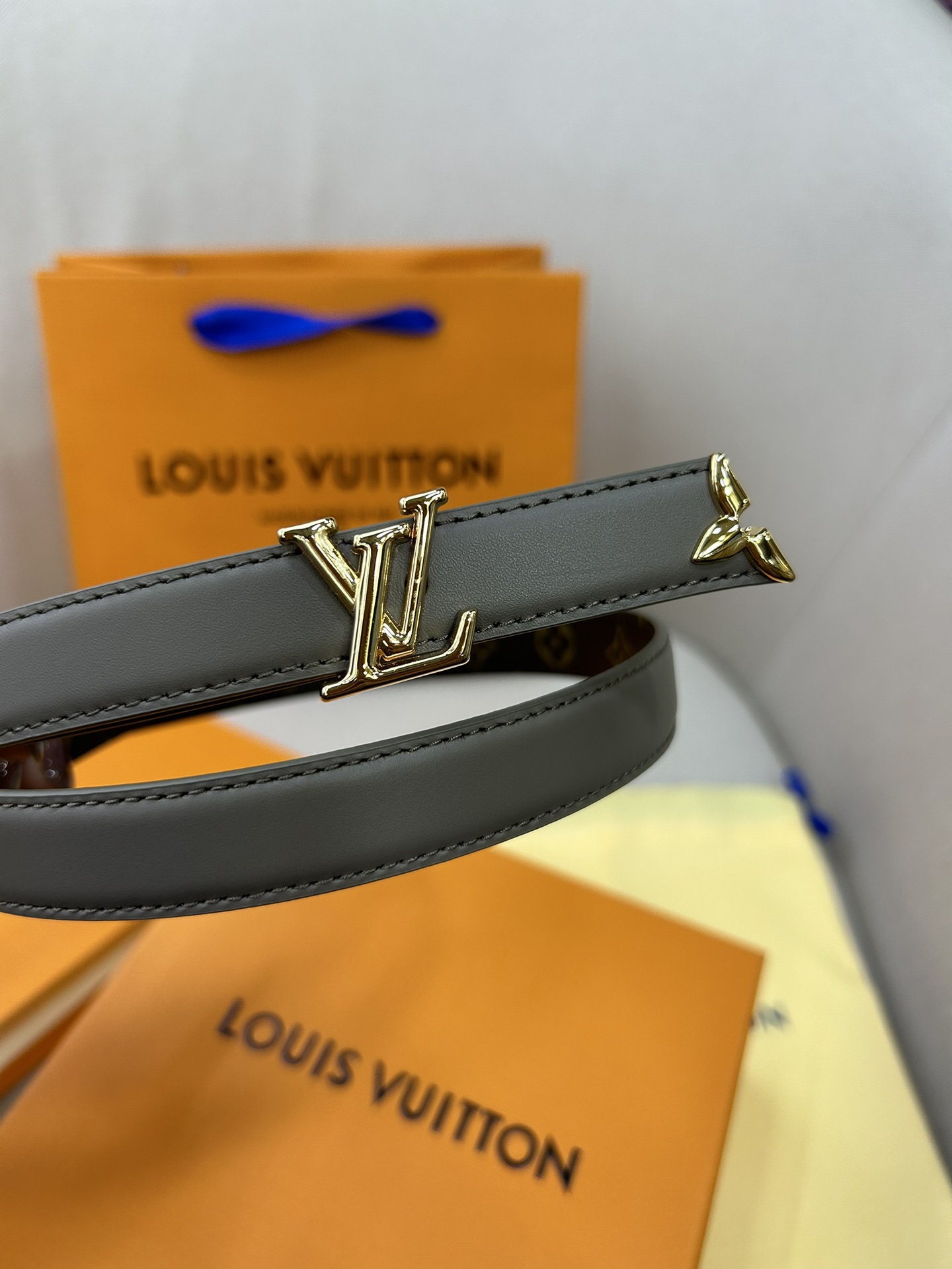  Pretty LV 路易威登 双面腰带以耀目金属雕琢 LV Initiales 搭扣和末端的不完整 M