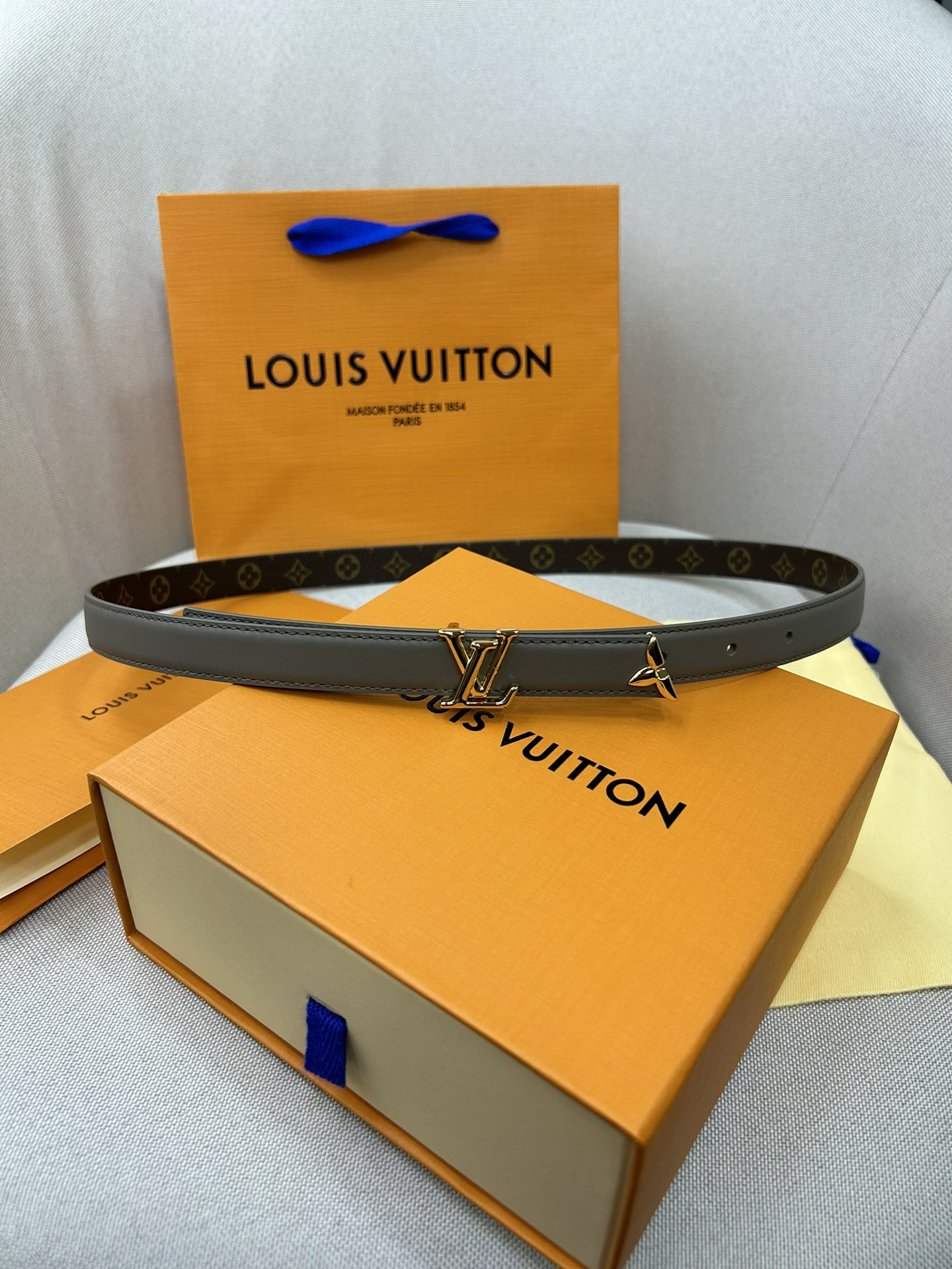  Pretty LV 路易威登 双面腰带以耀目金属雕琢 LV Initiales 搭扣和末端的不完整 M