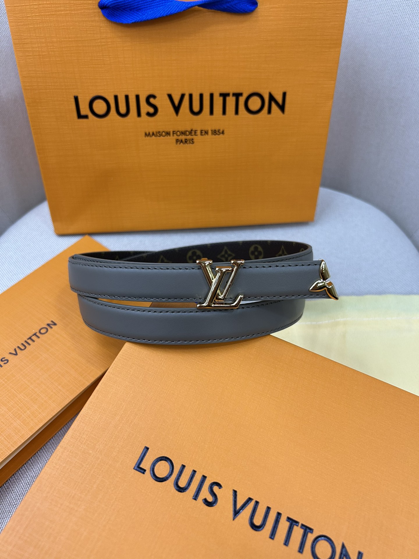  Pretty LV 路易威登 双面腰带以耀目金属雕琢 LV Initiales 搭扣和末端的不完整 M