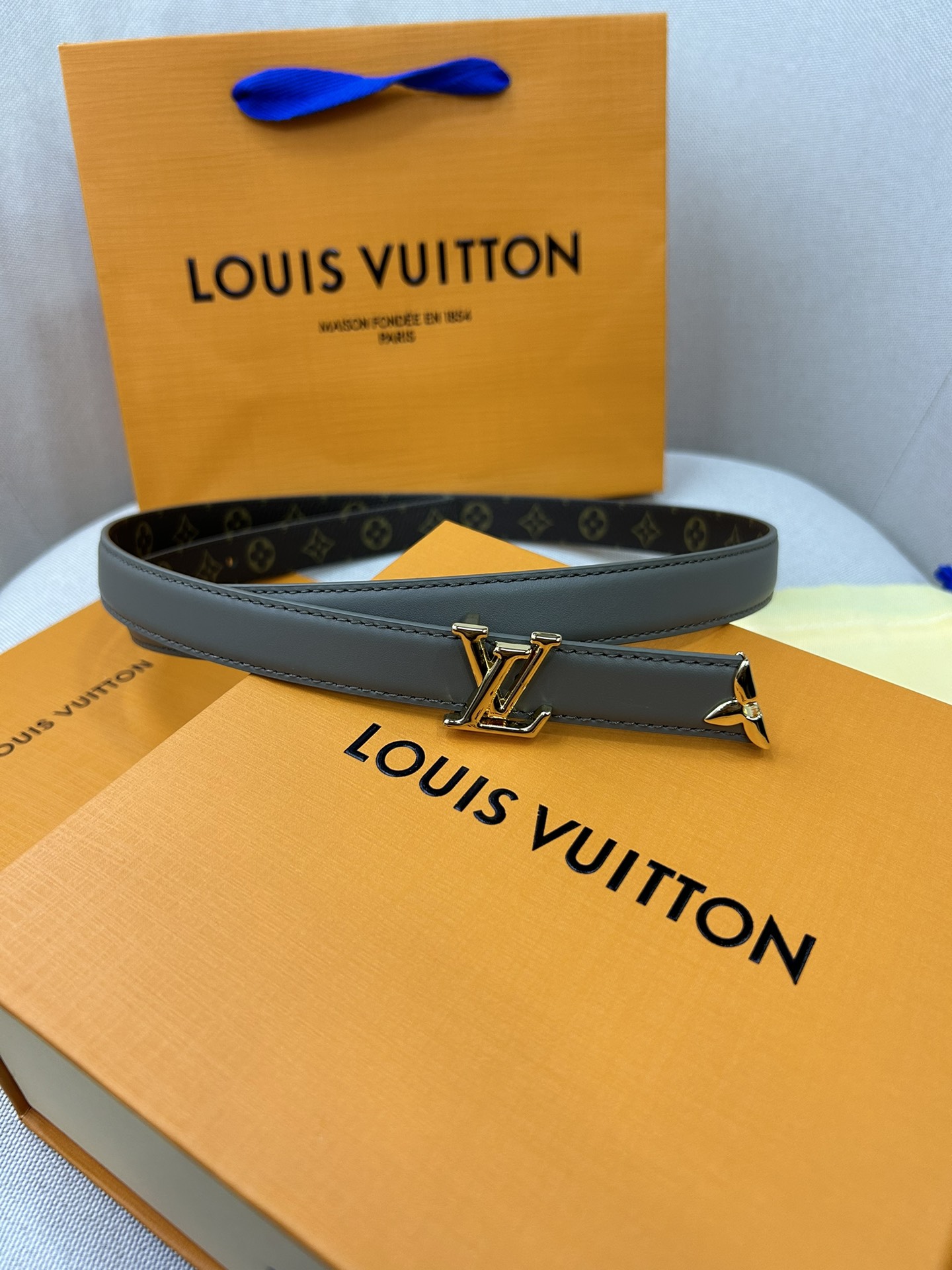  Pretty LV 路易威登 双面腰带以耀目金属雕琢 LV Initiales 搭扣和末端的不完整 M