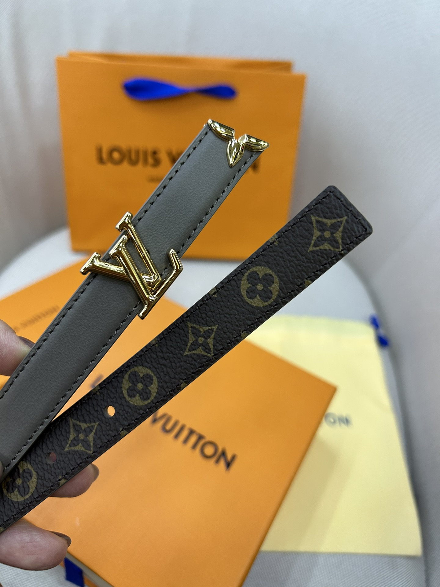 Pretty LV 路易威登 双面腰带以耀目金属雕琢 LV Initiales 搭扣和末端的不完整 M