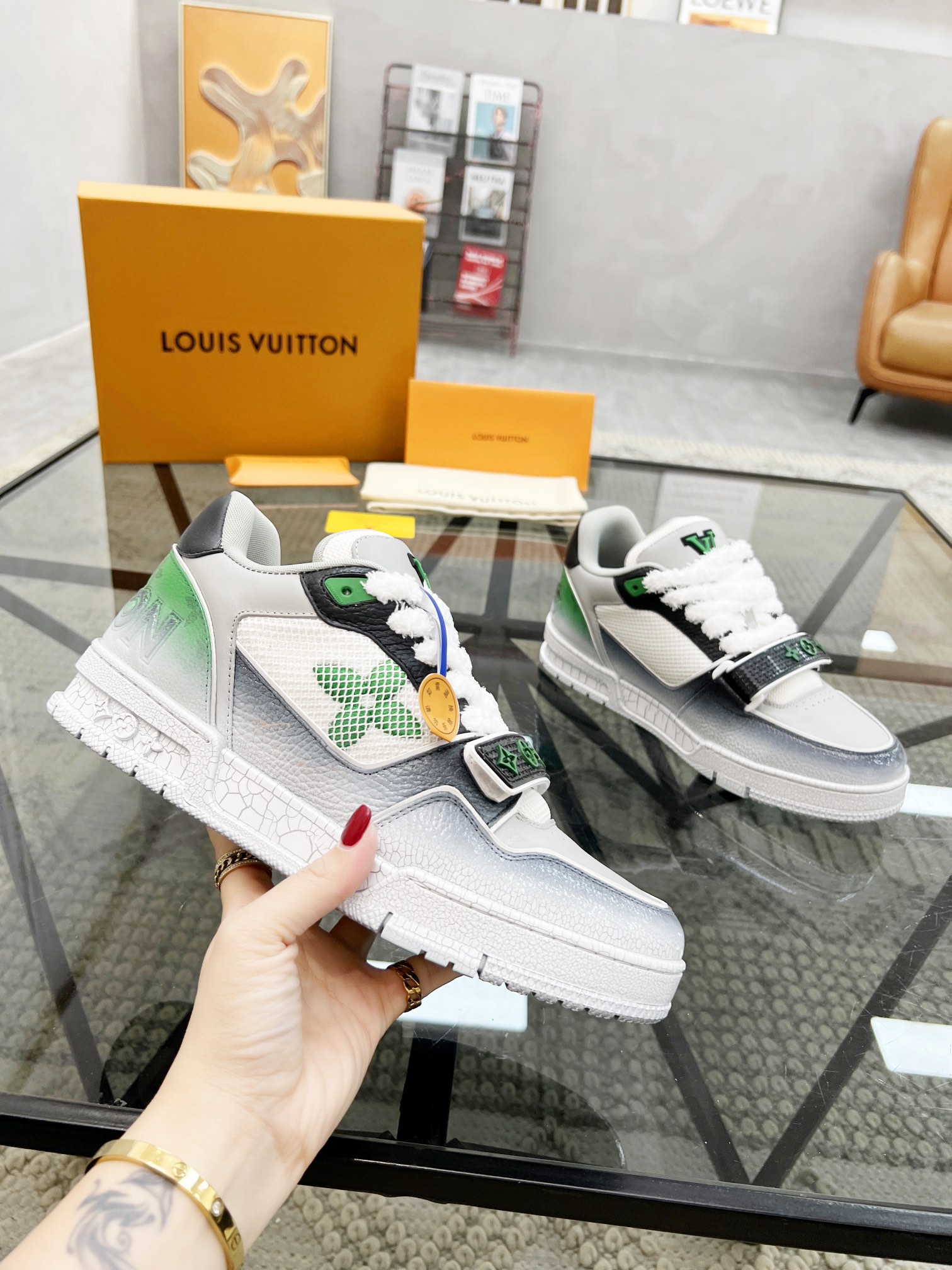  L 🔍顶级代购🇮🇹 路 炸街情侣款👫爆款运动板鞋专柜同步，鞋面意大利进口牛皮面料，高品质涂鸦缤纷色彩复