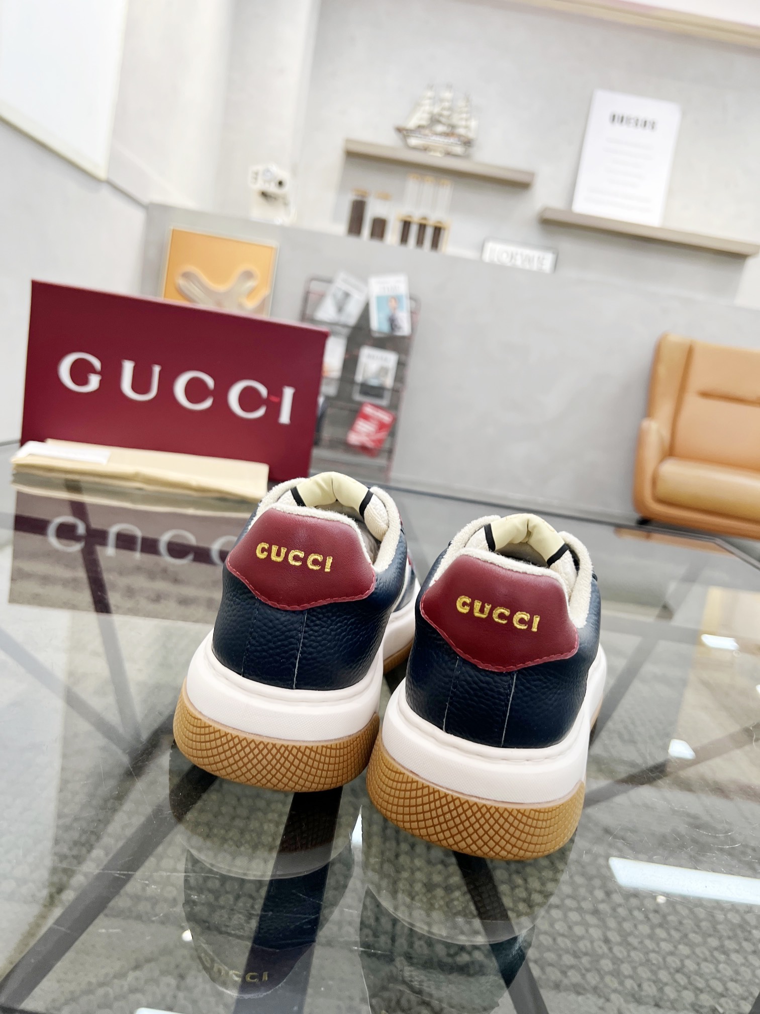  G 🔍顶级代购🇮🇹 古 炸街男神运动新品专柜同步发售原厂配置，意大利进口进口牛皮搭配标志布面料，柔软舒