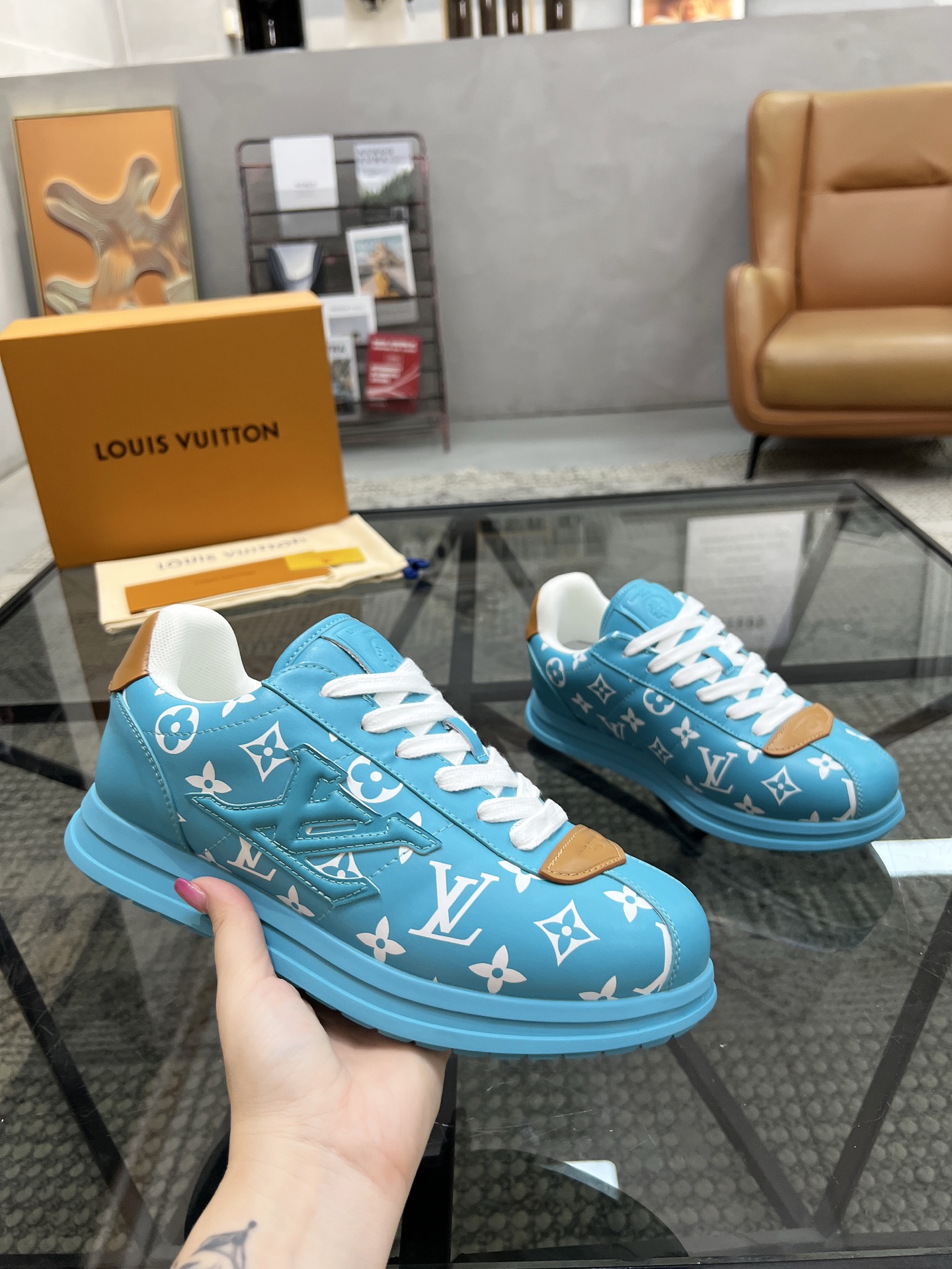P380 L 🔍顶级代购🇮🇹 路 炸街男神休闲运动鞋系列来袭专柜同步，鞋面意大利进口牛皮面料，进口舒适网布里垫，潮达人风格，鞋底：原厂特供原版底，独家活动成型底超级舒适，原厂跟单货，🔍🔍高品质，可随意进出专柜，欢迎对比，码数 39-44（订 38 45 46）