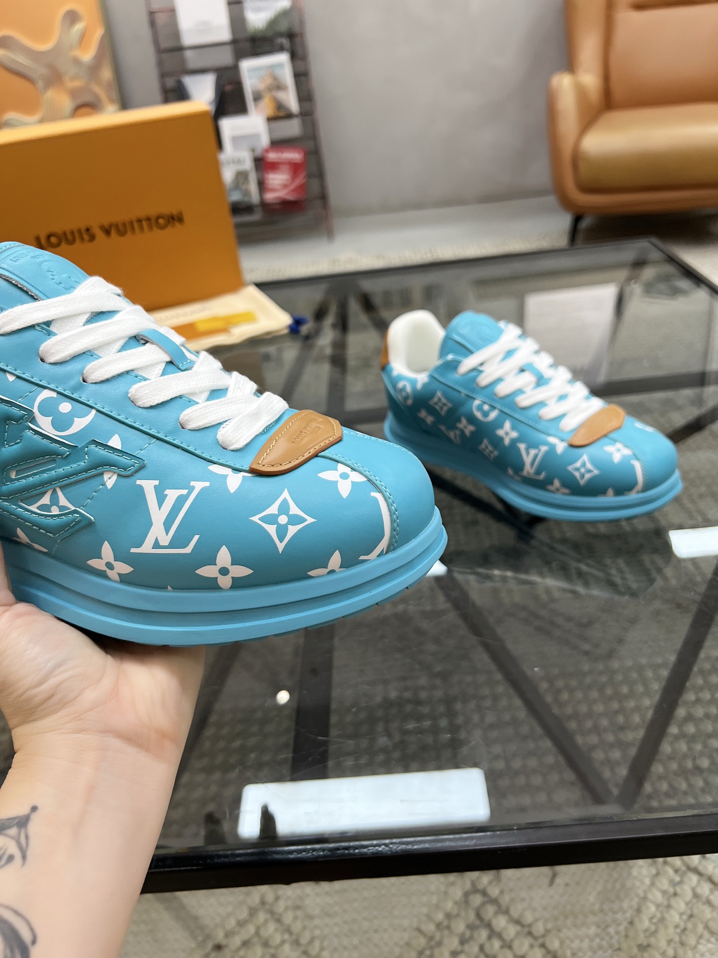 P380 L 🔍顶级代购🇮🇹 路 炸街男神休闲运动鞋系列来袭专柜同步，鞋面意大利进口牛皮面料，进口舒适网布里垫，潮达人风格，鞋底：原厂特供原版底，独家活动成型底超级舒适，原厂跟单货，🔍🔍高品质，可随意进出专柜，欢迎对比，码数 39-44（订 38 45 46）