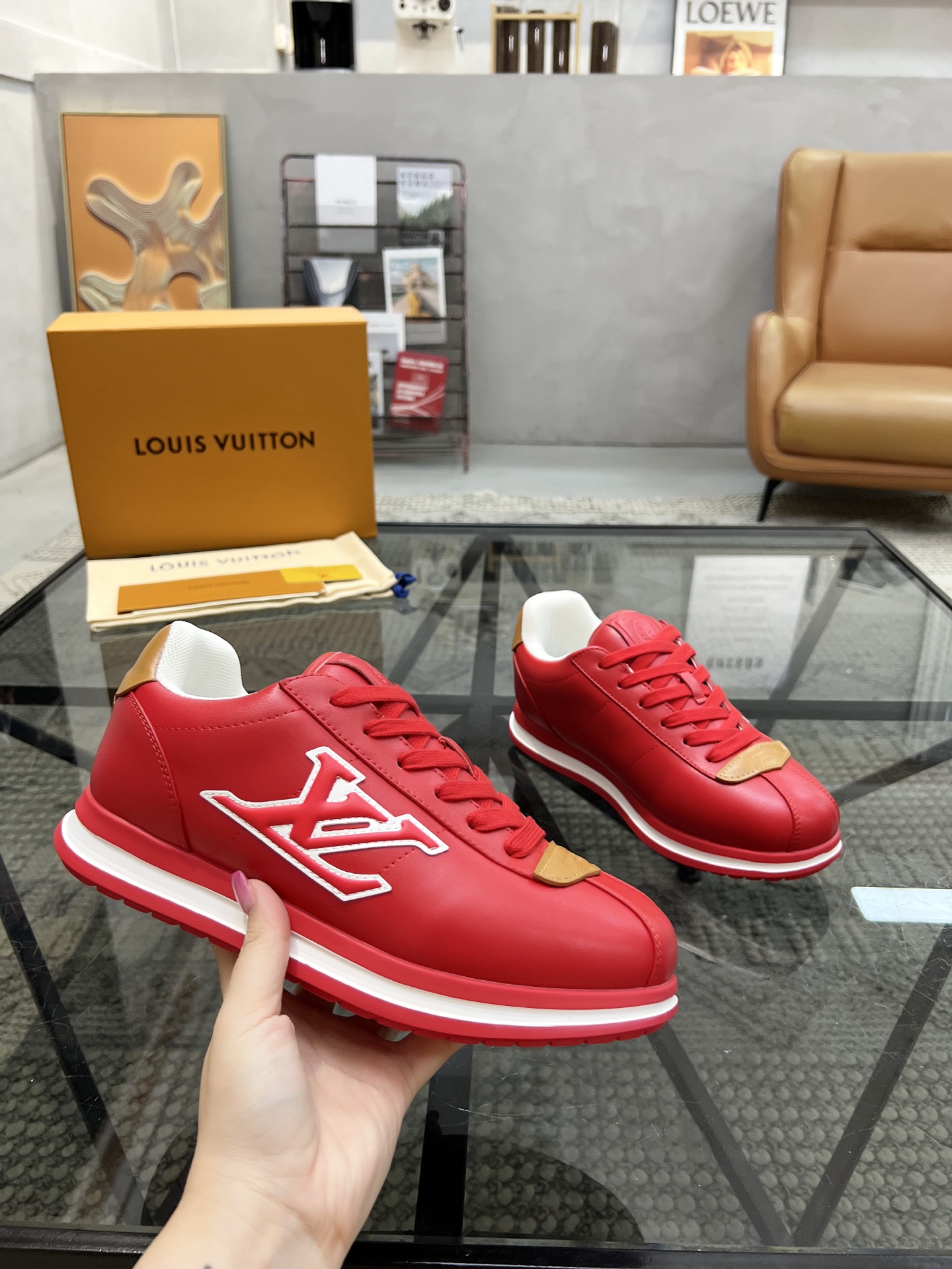 P380 L 🔍顶级代购🇮🇹 路 炸街男神休闲运动鞋系列来袭专柜同步，鞋面意大利进口牛皮面料，进口舒适网布里垫，潮达人风格，鞋底：原厂特供原版底，独家活动成型底超级舒适，原厂跟单货，🔍🔍高品质，可随意进出专柜，欢迎对比，码数 39-44（订 38 45 46）