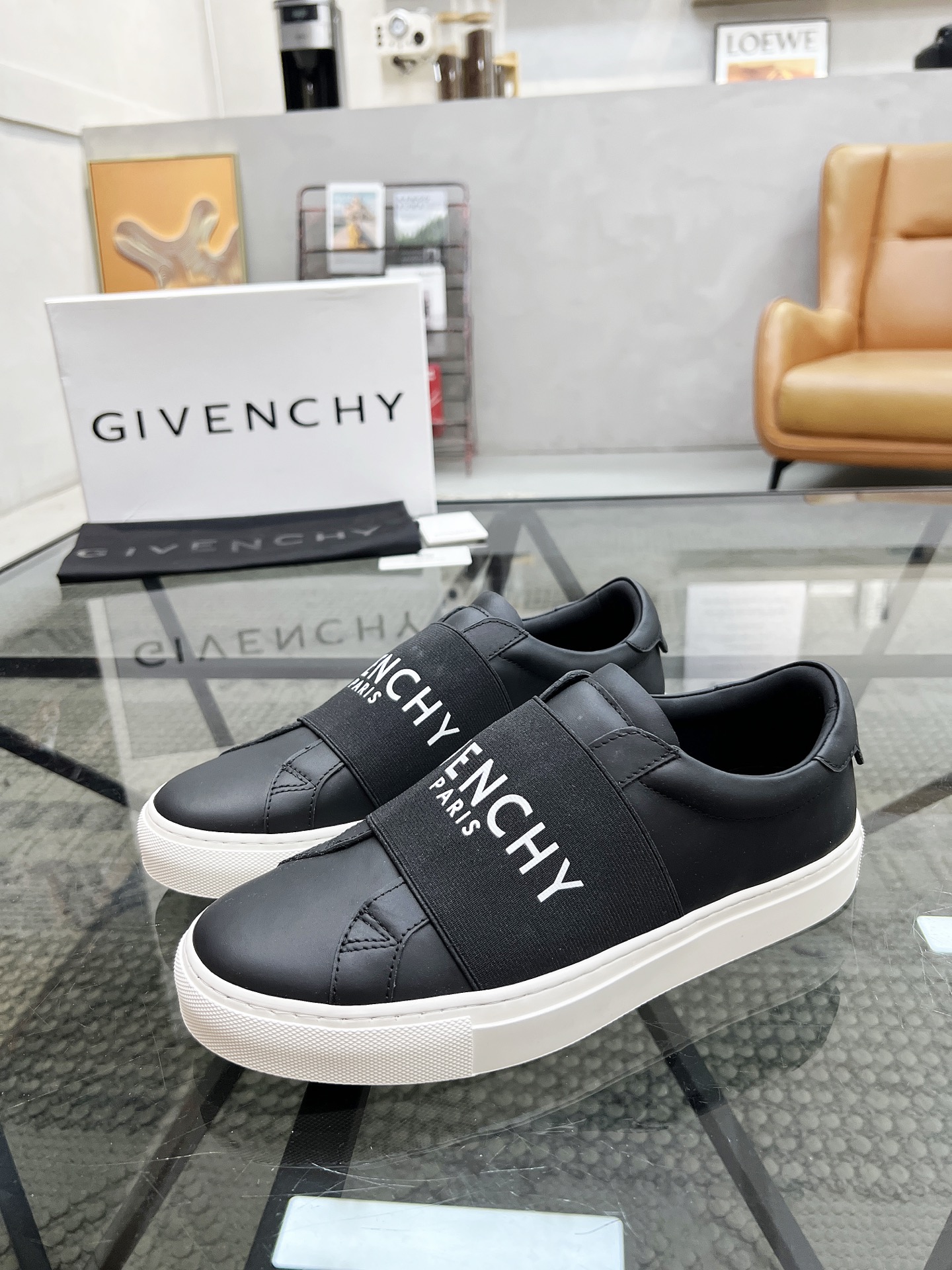 NO:357042,G Top Purchase Ji New Street Fried Street Gods are coming, super popular sports hot counter new styles, original configuration of imported Italian cowhide fabric, printed elastic cloth classic appearance is more fashionable, imported water dyed cowhide inner pad breathable and comfortable, original soles are specially supplied with original soles, original order goods, high quality, can enter and exit the counter at will, welcome to compare, number 39-44 (order 38 45 46 47),, cowhide19860909G 顶级代购 纪 炸街男神新品来袭,超人气运动爆款专柜新款,原厂配置意大利进口牛皮搭配布面料,印花弹力布经典的外观更加潮达人,进口水染牛皮内里垫透气舒适 鞋底原厂特供原版底超级舒适,原厂跟单货 高品质,可随意进出专柜,欢迎对比,码数 39-44（订38 45 46 47）,,cowhide,Men's shoes