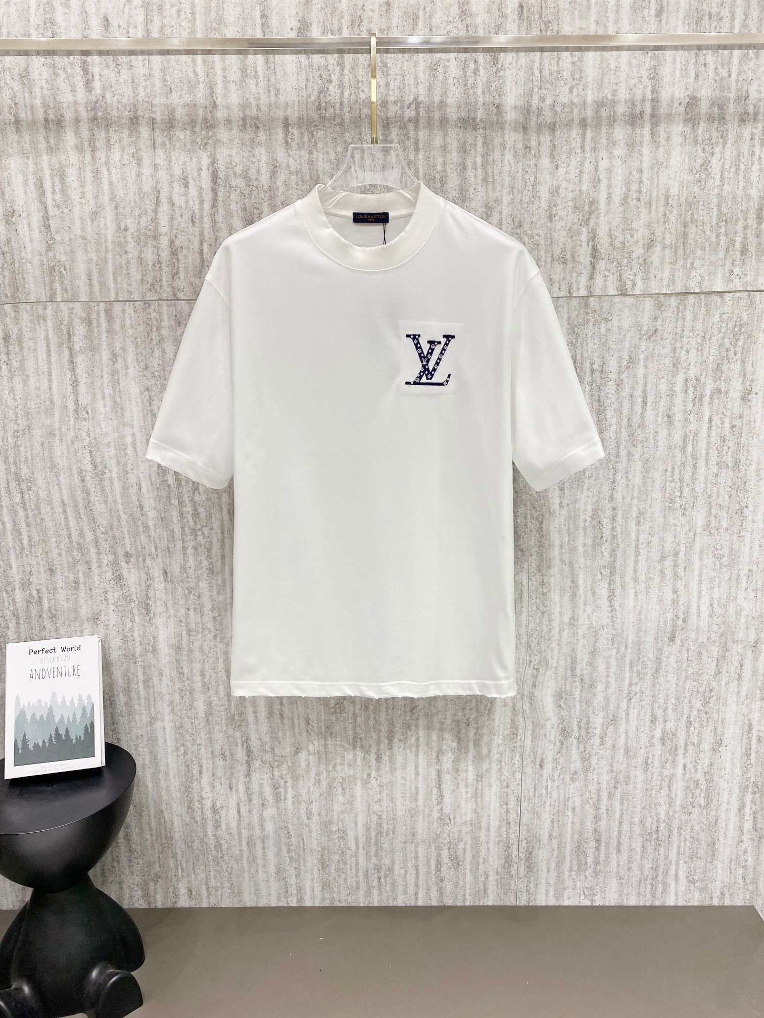 P95 LV 2026ss 重磅350克，设计logo🪡🪡🪡万针刺绣 32支双纱棉 定制定染 独家货源 𝐂𝐎𝐋𝐎𝐔𝐑：白色 /黑色 𝐒𝐈𝐙𝐄：S m L XL