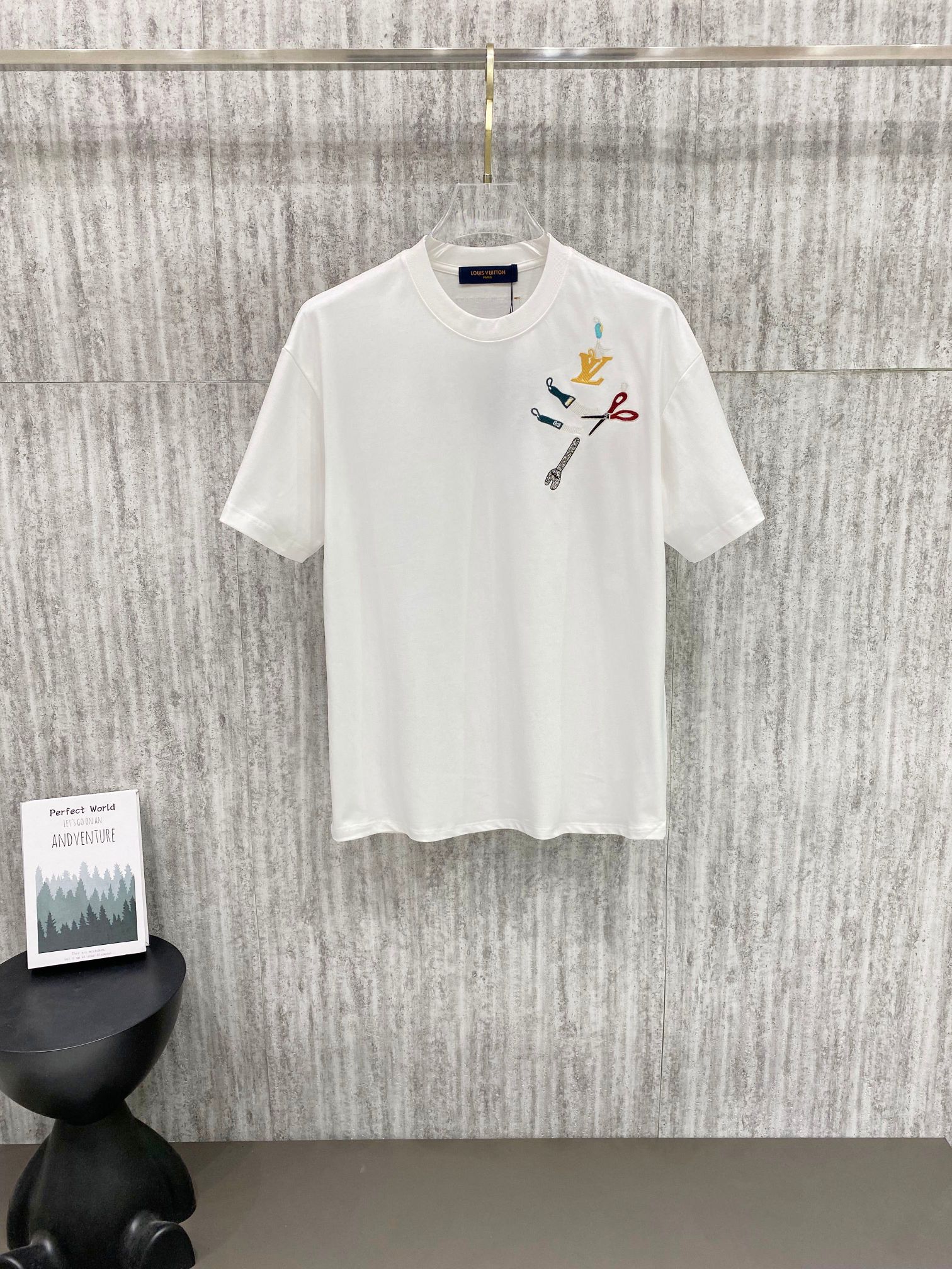 P85 LV 2026ss 重磅320克，设计logo🪡🪡🪡万针刺绣 32支双纱棉 定制定染 独家货源 𝐂𝐎𝐋𝐎𝐔𝐑：白色 /黑色 𝐒𝐈𝐙𝐄：S m L XL