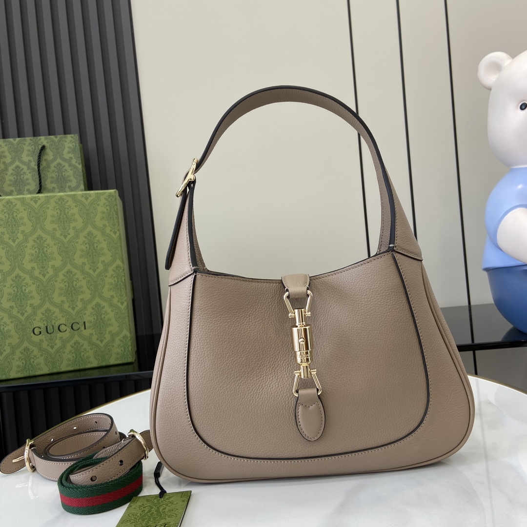 Gucci 内部：一个拉链袋，饰Gucci徽章拉链头