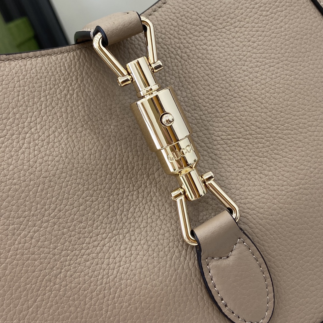 Gucci 内部：一个拉链袋，饰Gucci徽章拉链头