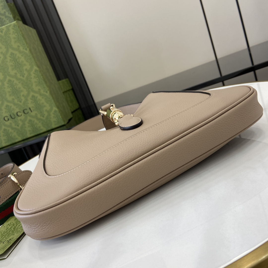Gucci 内部：一个拉链袋，饰Gucci徽章拉链头
