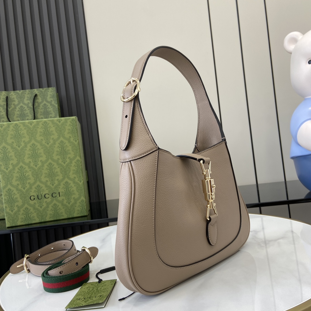 Gucci 内部：一个拉链袋，饰Gucci徽章拉链头