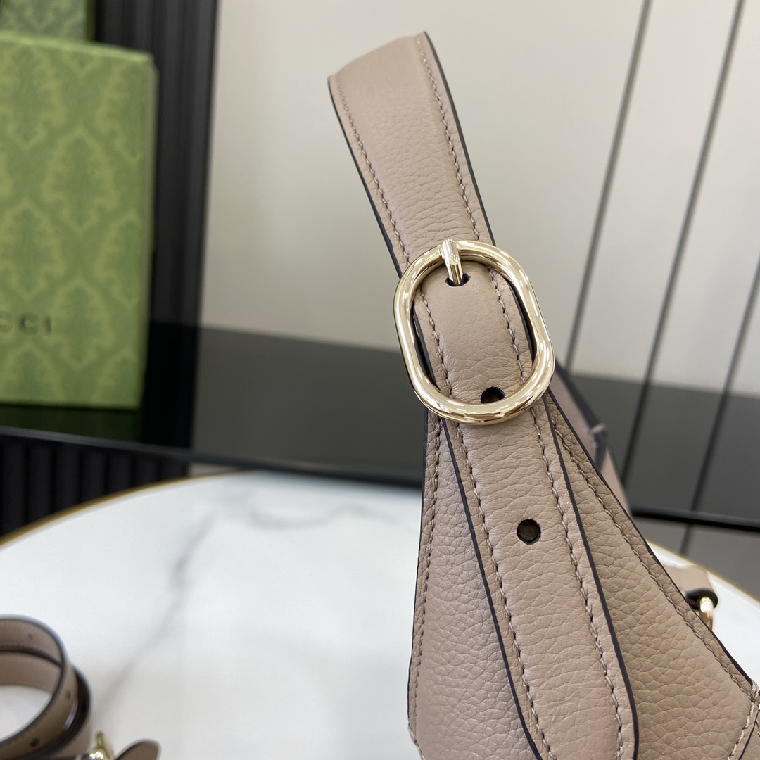 Gucci 内部：一个拉链袋，饰Gucci徽章拉链头