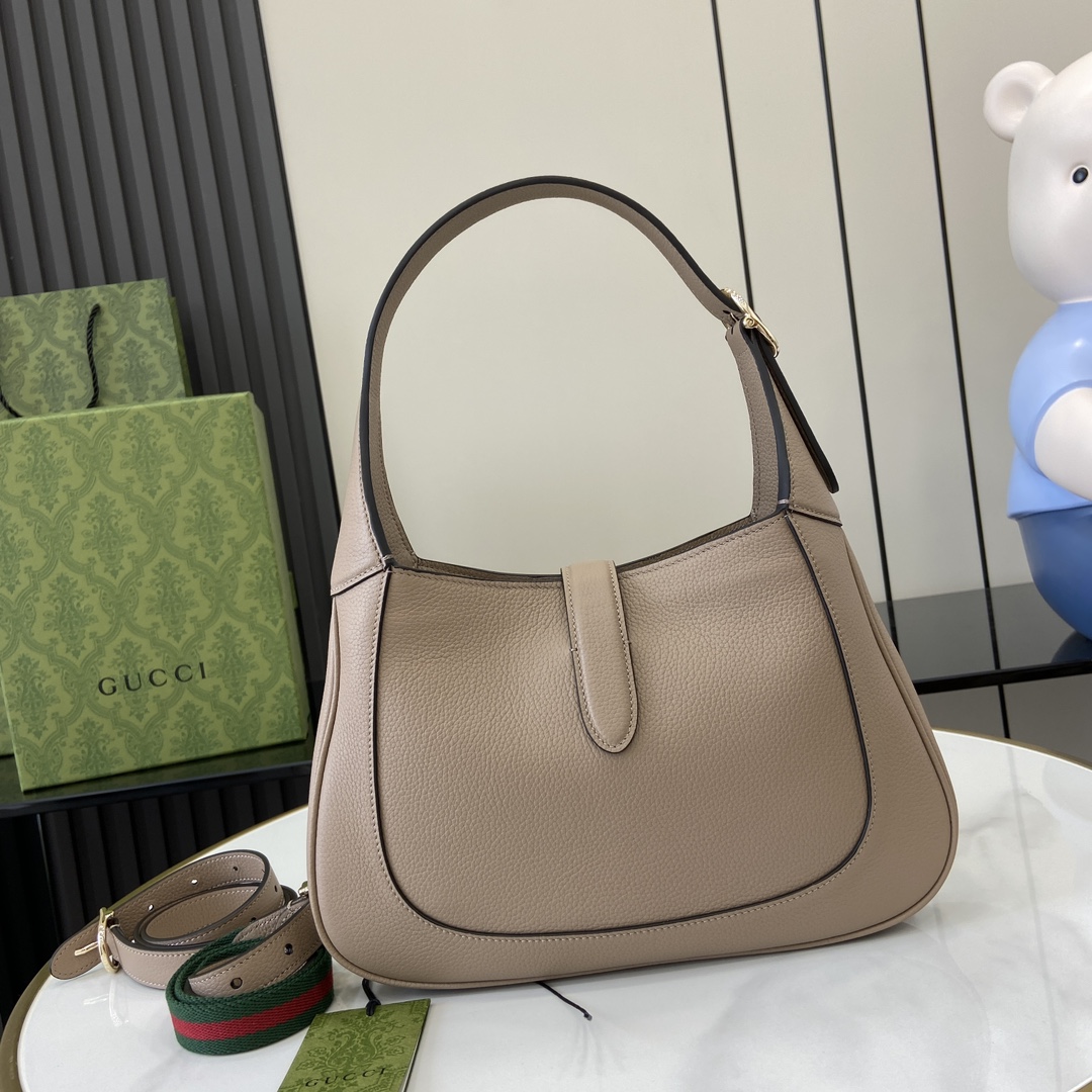 Gucci 内部：一个拉链袋，饰Gucci徽章拉链头