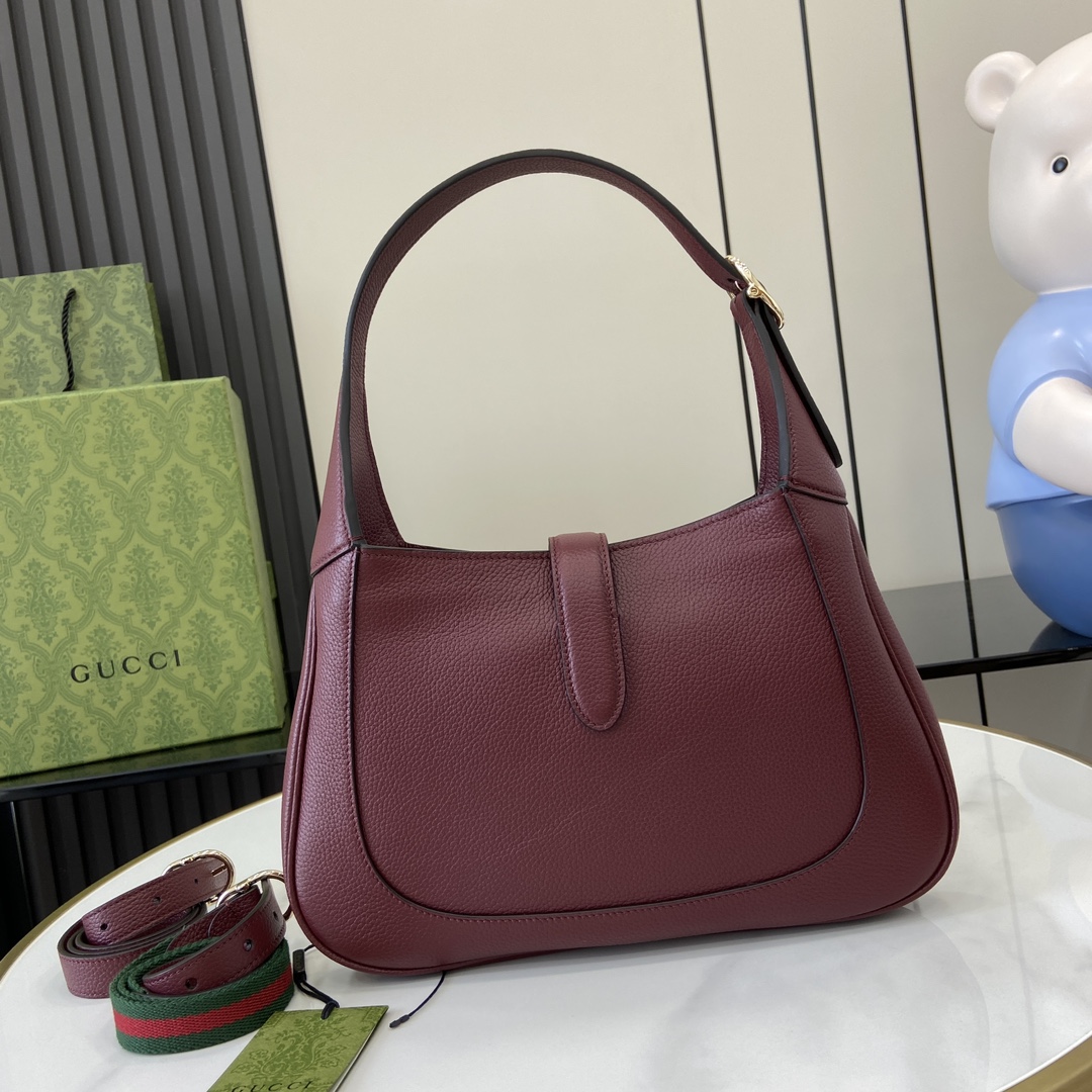 Gucci 内部：一个拉链袋，饰Gucci徽章拉链头
