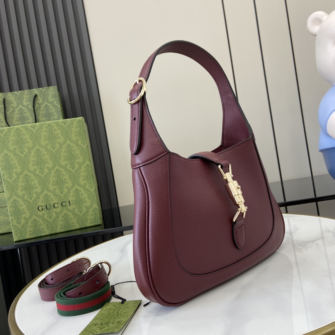 Gucci 内部：一个拉链袋，饰Gucci徽章拉链头