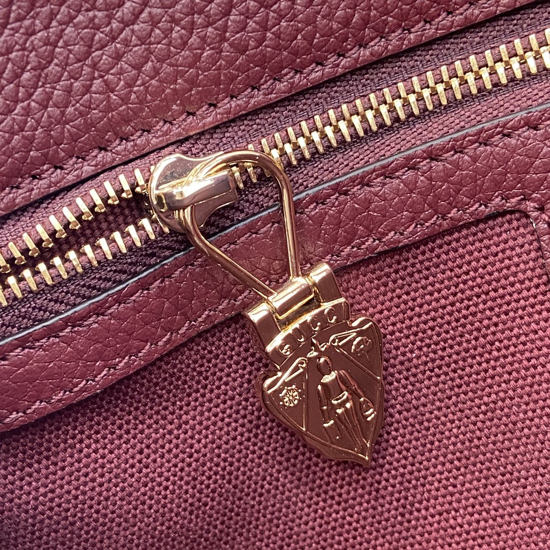 Gucci 内部：一个拉链袋，饰Gucci徽章拉链头