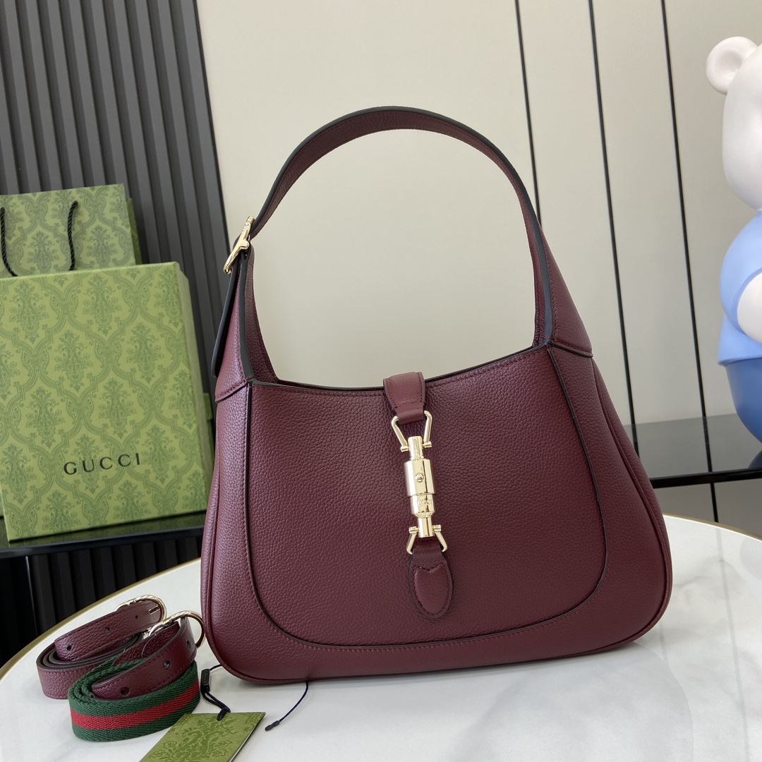 Gucci 内部：一个拉链袋，饰Gucci徽章拉链头