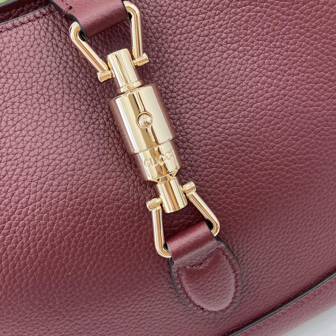 Gucci 内部：一个拉链袋，饰Gucci徽章拉链头