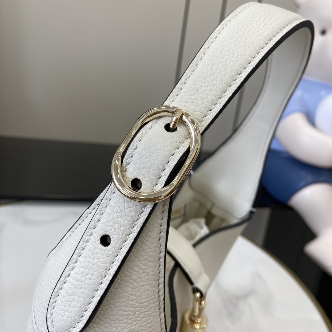 Gucci 内部：一个拉链袋，饰Gucci徽章拉链头