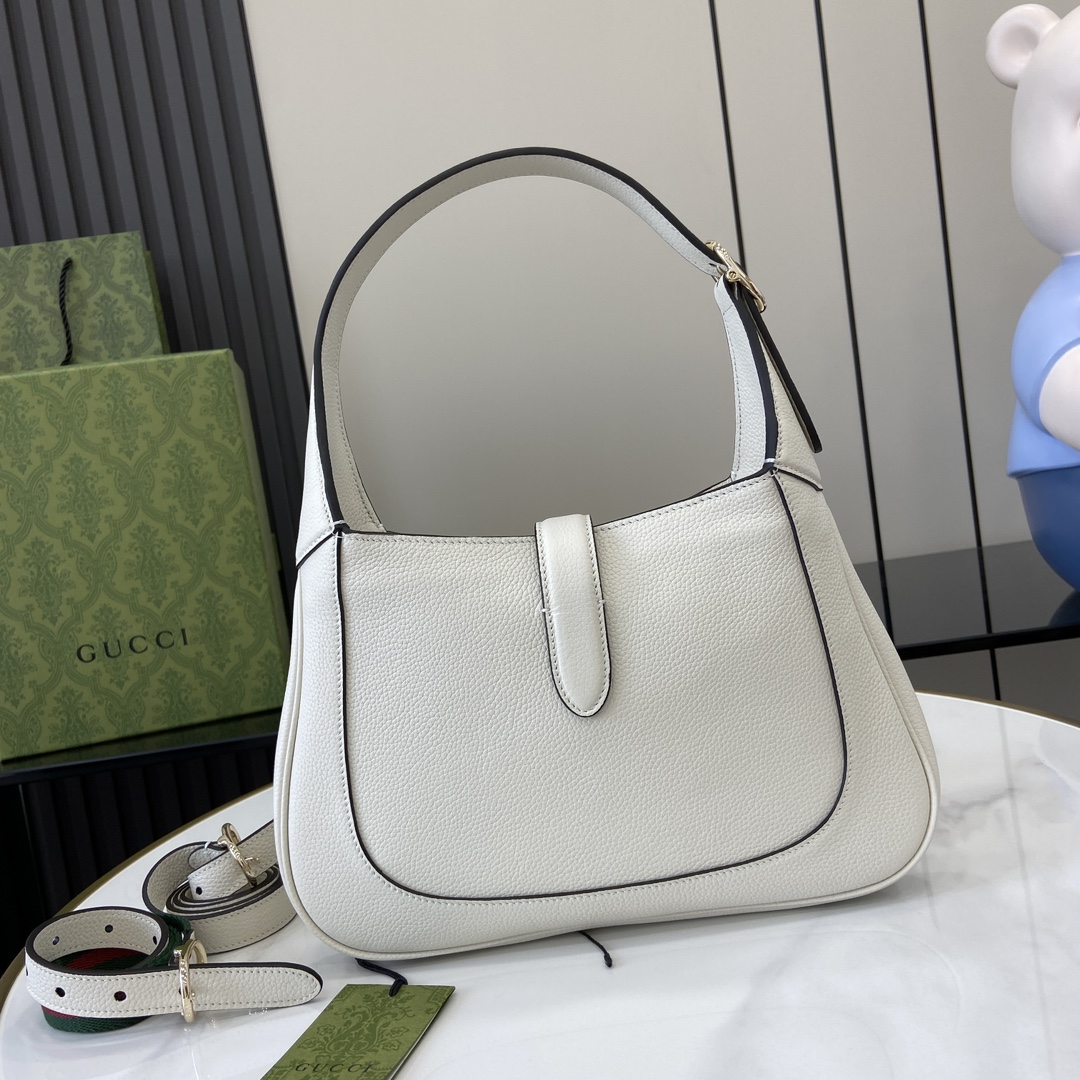 Gucci 内部：一个拉链袋，饰Gucci徽章拉链头