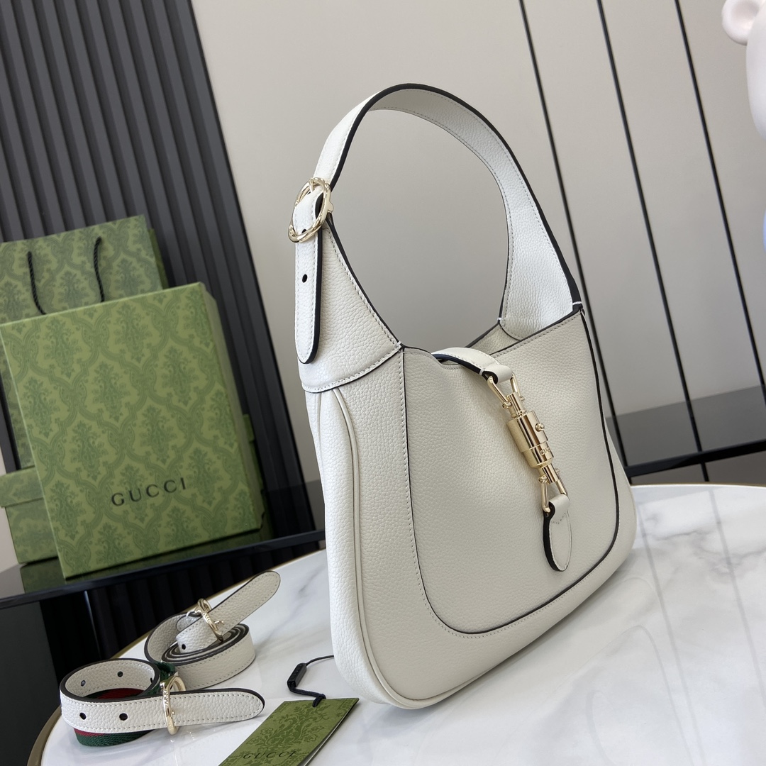 Gucci 内部：一个拉链袋，饰Gucci徽章拉链头