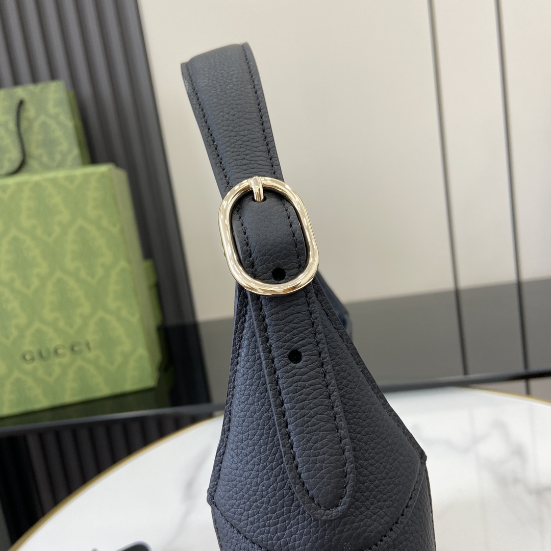 Gucci 内部：一个拉链袋，饰Gucci徽章拉链头