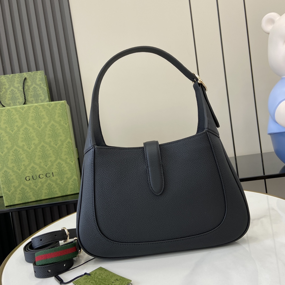 Gucci 内部：一个拉链袋，饰Gucci徽章拉链头