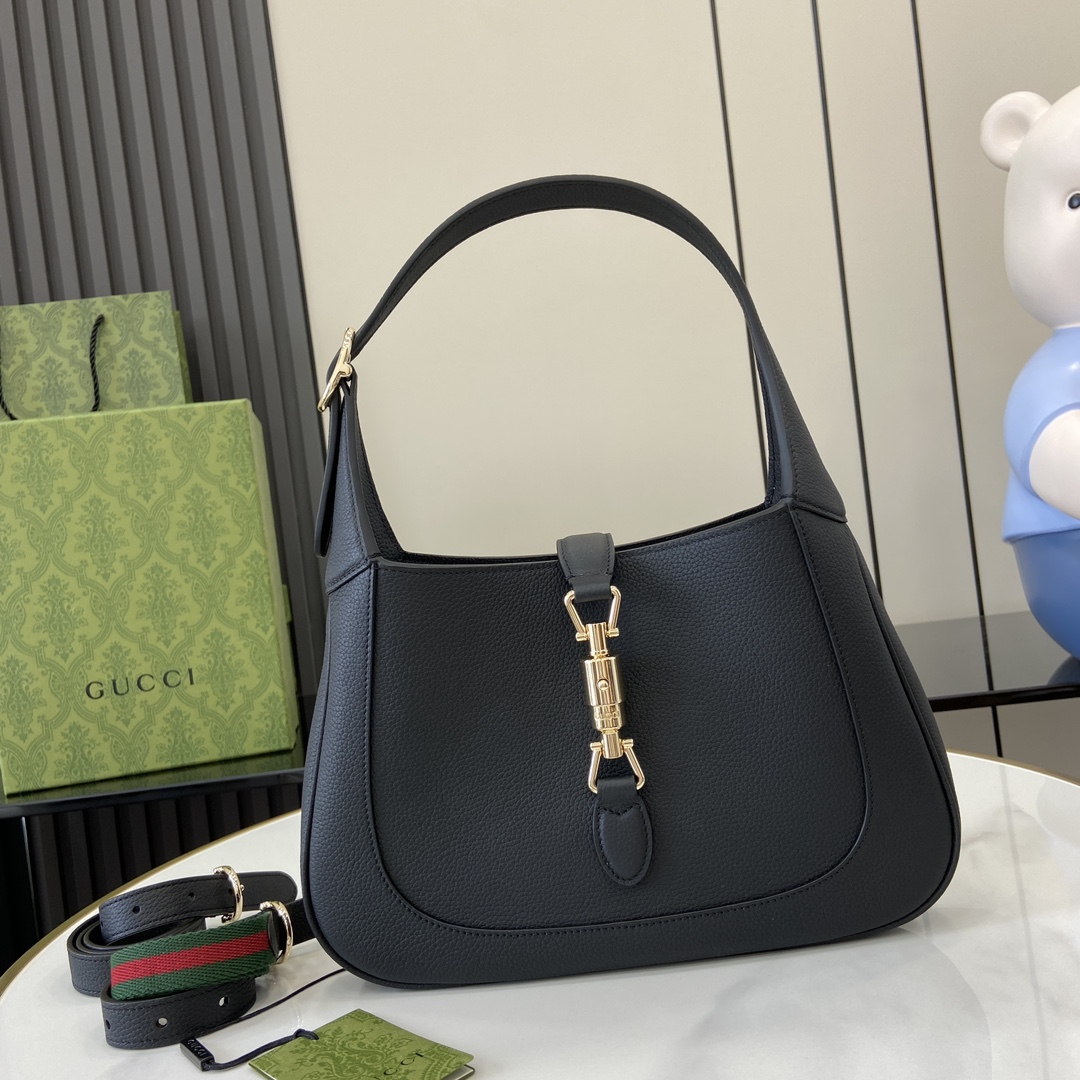 Gucci 内部：一个拉链袋，饰Gucci徽章拉链头
