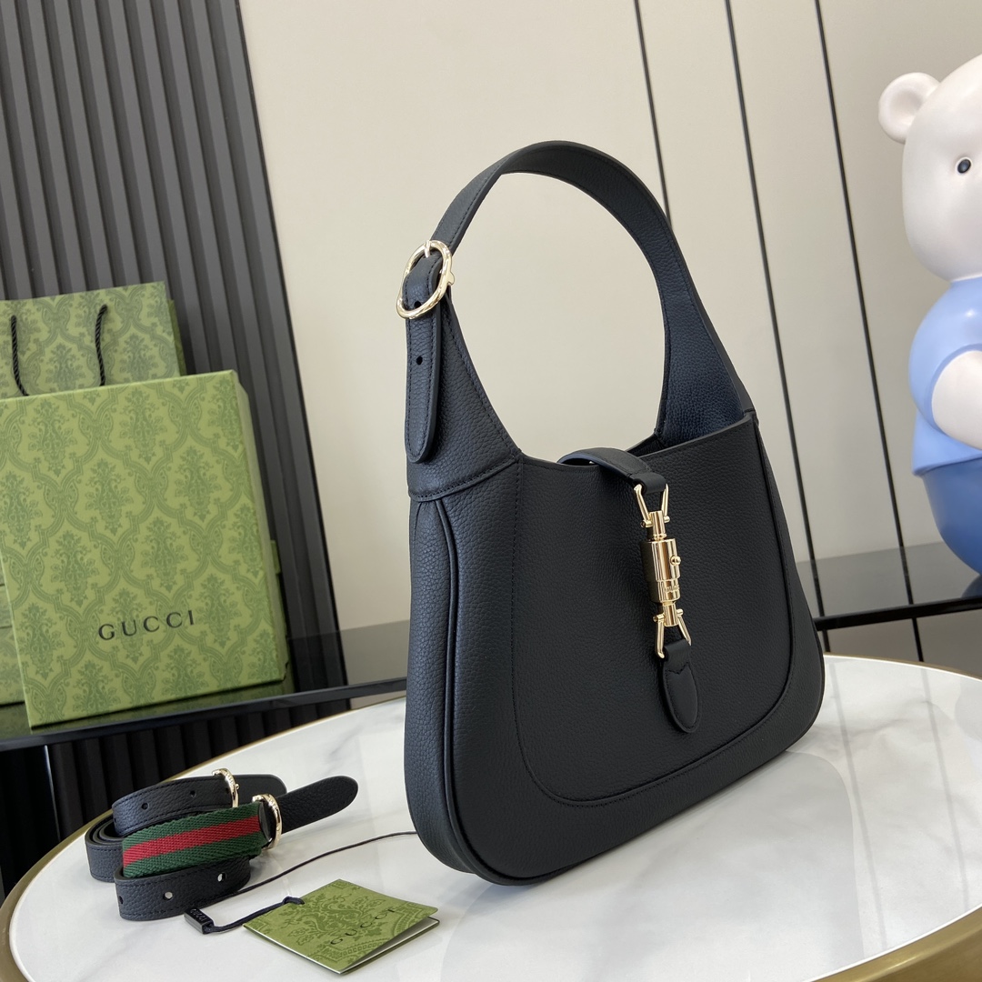 Gucci 内部：一个拉链袋，饰Gucci徽章拉链头