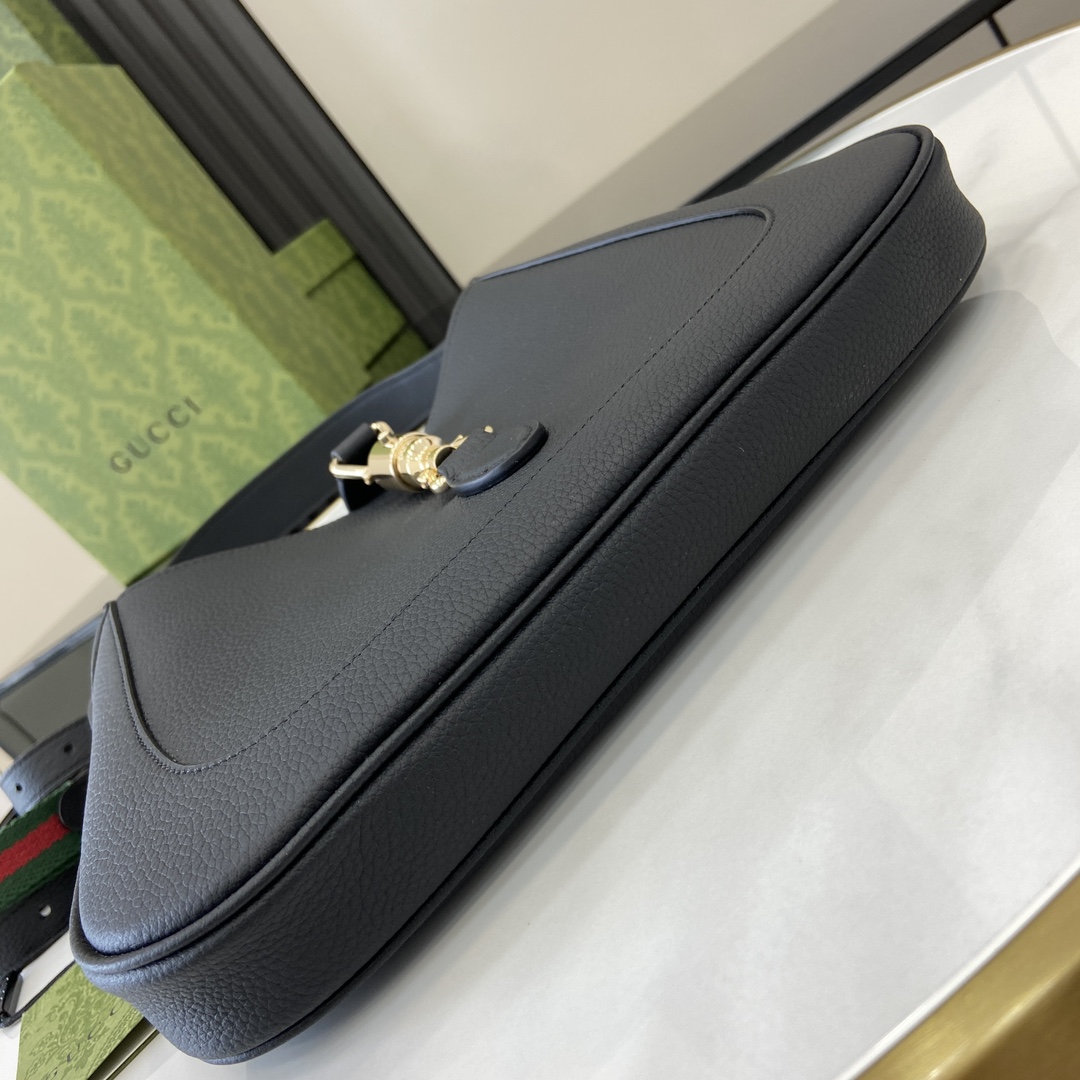 Gucci 内部：一个拉链袋，饰Gucci徽章拉链头