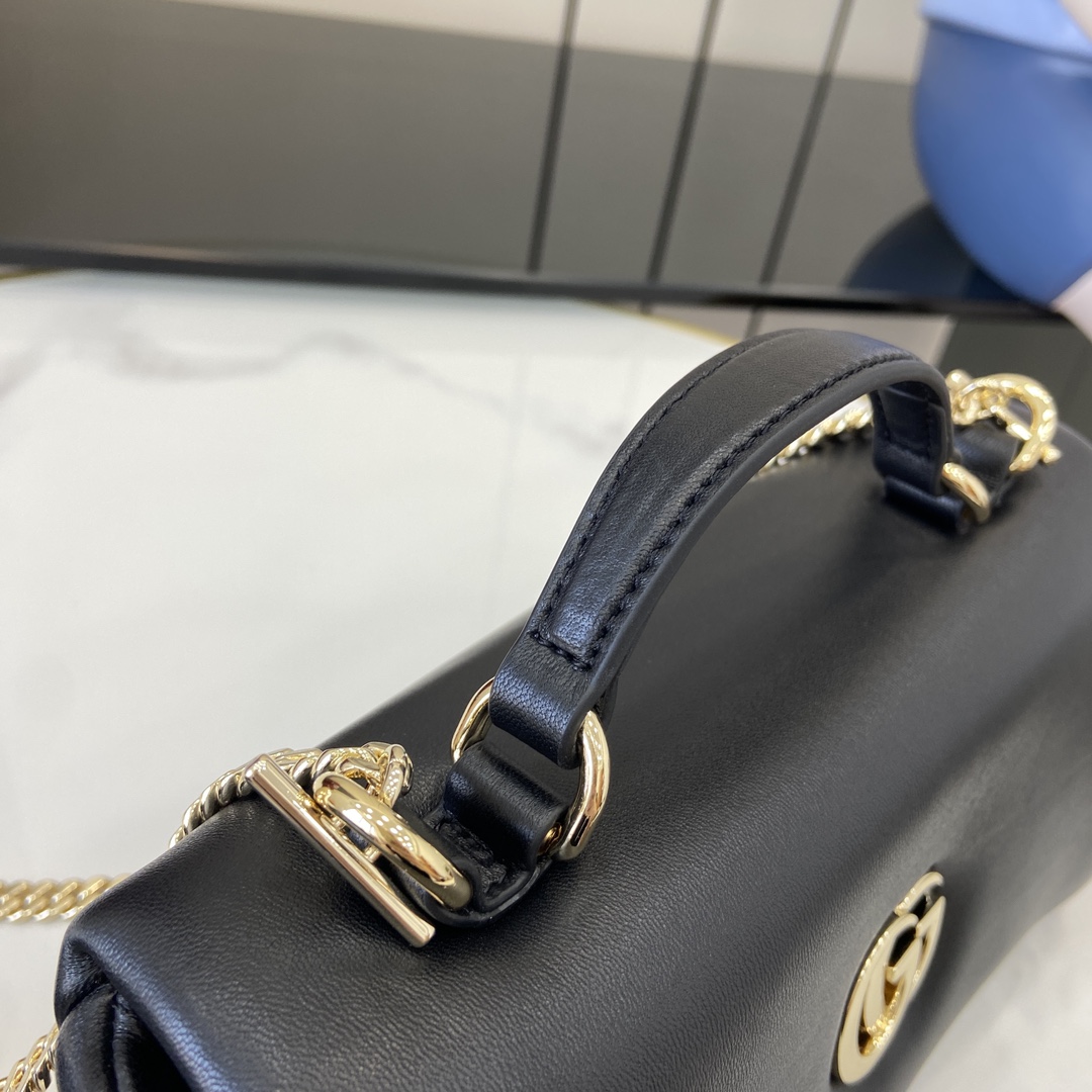 Gucci 在米兰时装周期间 品牌创作总监Sabato De Sarno打造的GG Milano系列手提包首度亮相2024秋冬时装秀
