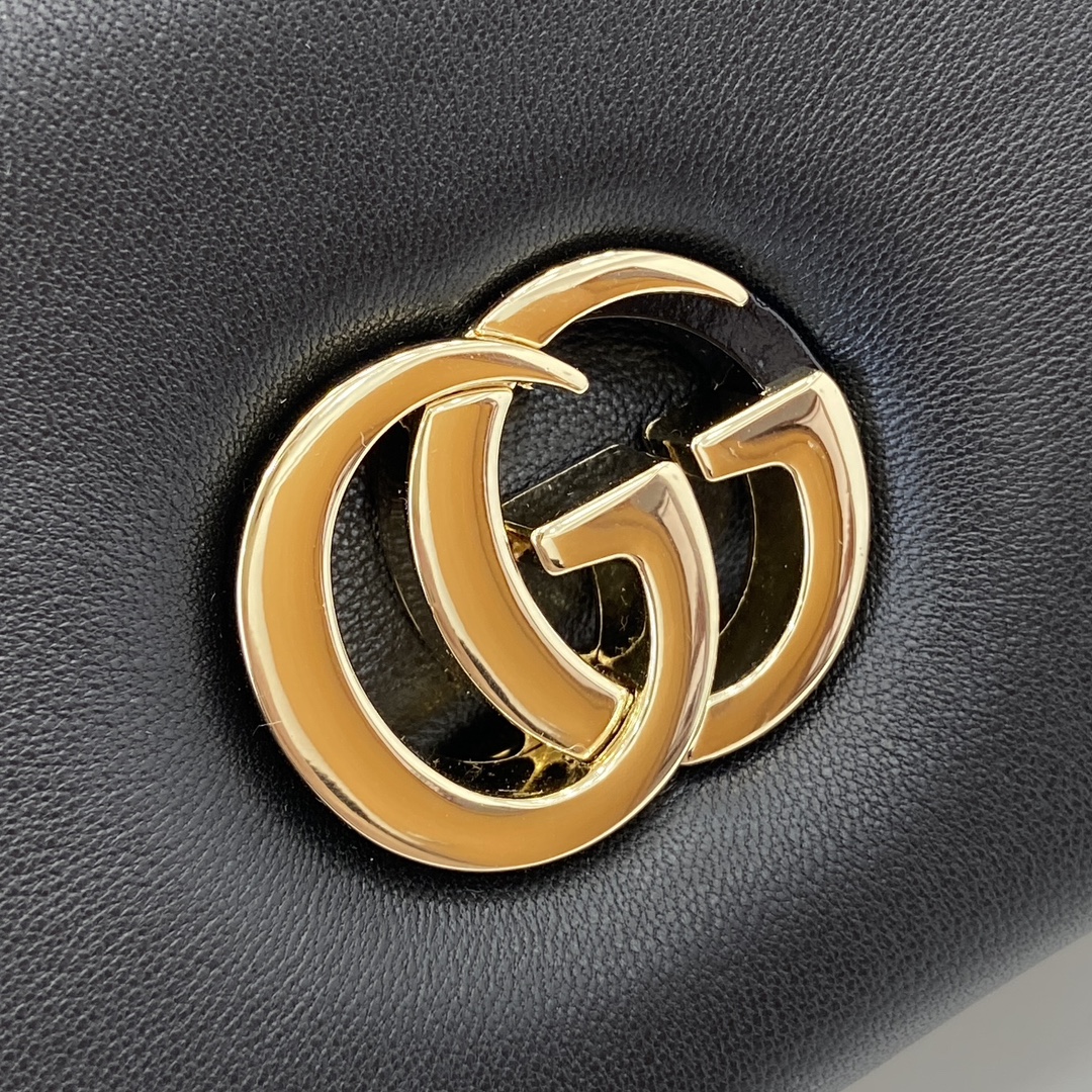 Gucci 在米兰时装周期间 品牌创作总监Sabato De Sarno打造的GG Milano系列手提包首度亮相2024秋冬时装秀