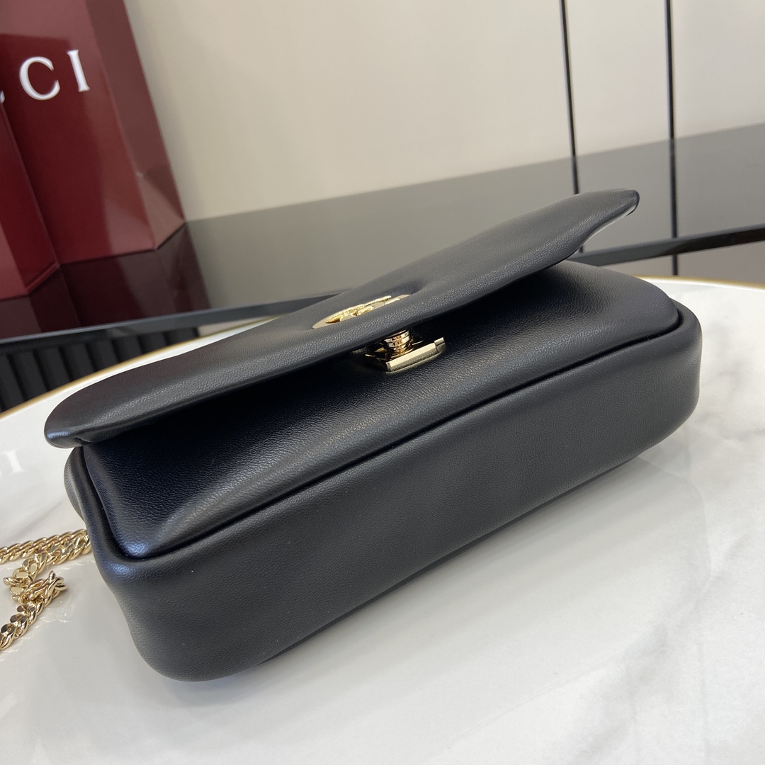 Gucci 在米兰时装周期间 品牌创作总监Sabato De Sarno打造的GG Milano系列手提包首度亮相2024秋冬时装秀