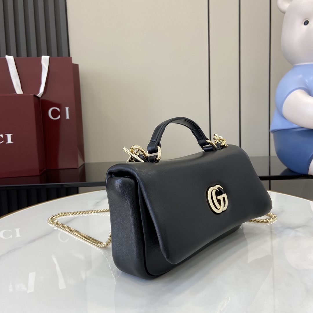 Gucci 在米兰时装周期间 品牌创作总监Sabato De Sarno打造的GG Milano系列手提包首度亮相2024秋冬时装秀