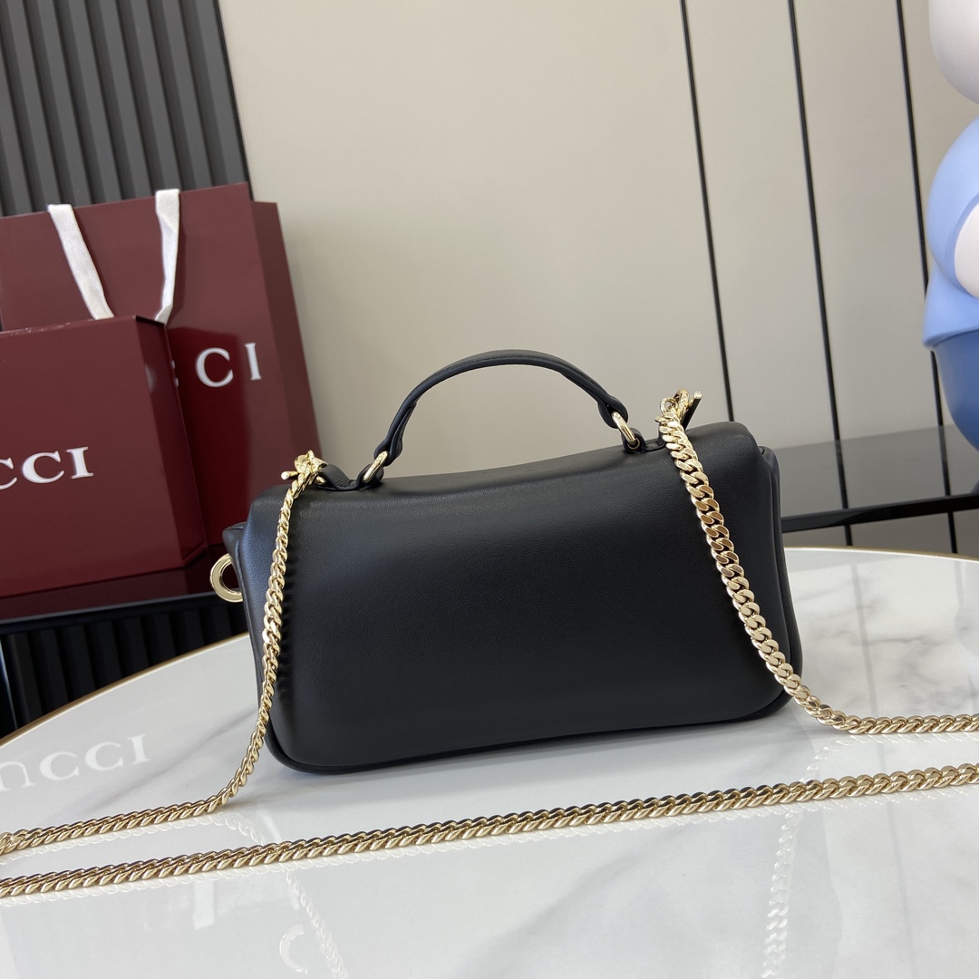Gucci 在米兰时装周期间 品牌创作总监Sabato De Sarno打造的GG Milano系列手提包首度亮相2024秋冬时装秀