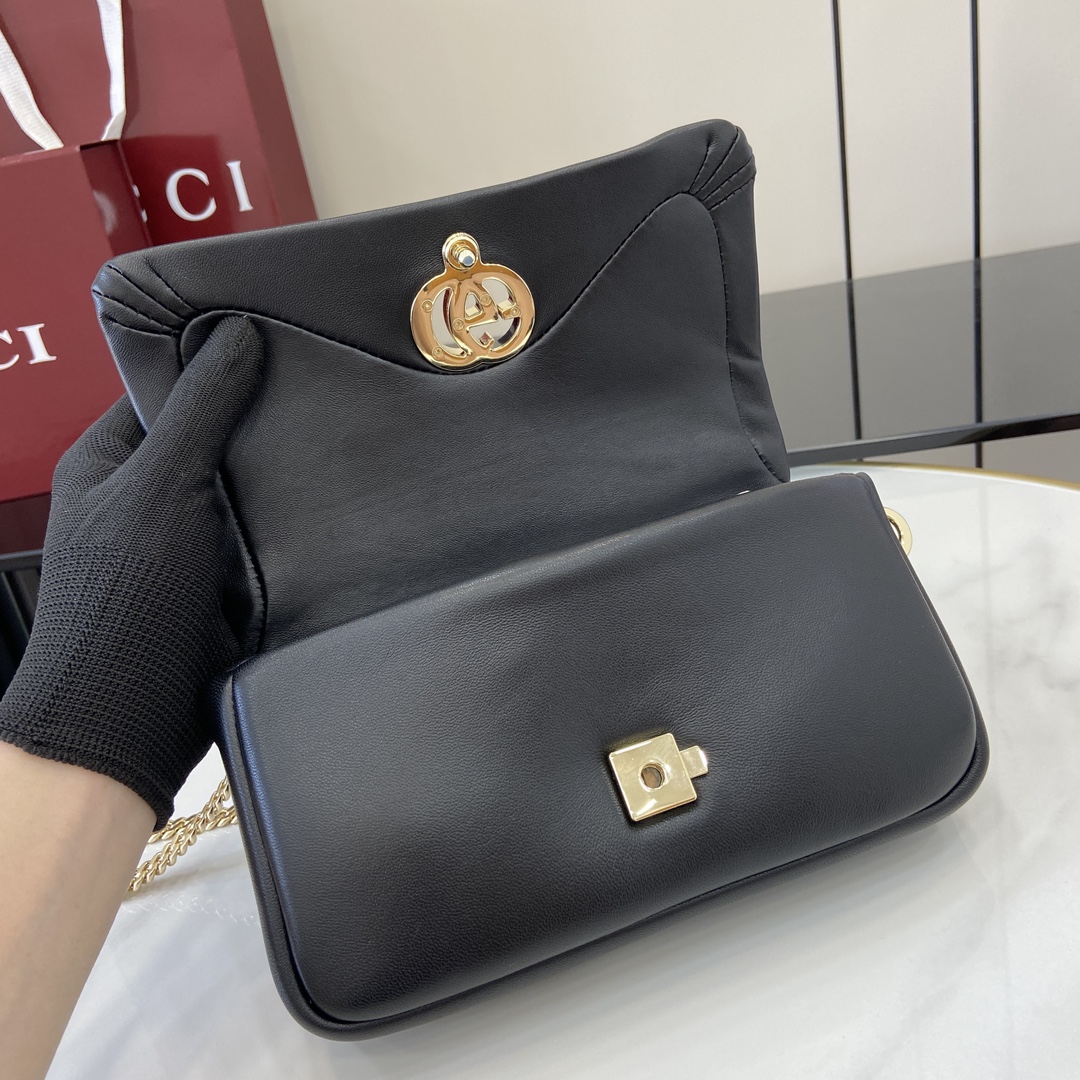 Gucci 在米兰时装周期间 品牌创作总监Sabato De Sarno打造的GG Milano系列手提包首度亮相2024秋冬时装秀