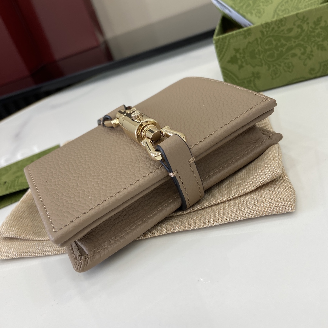 Gucci Jackie 1961系列借鉴手袋设计灵感 推出小巧高贵的全新卡包造型