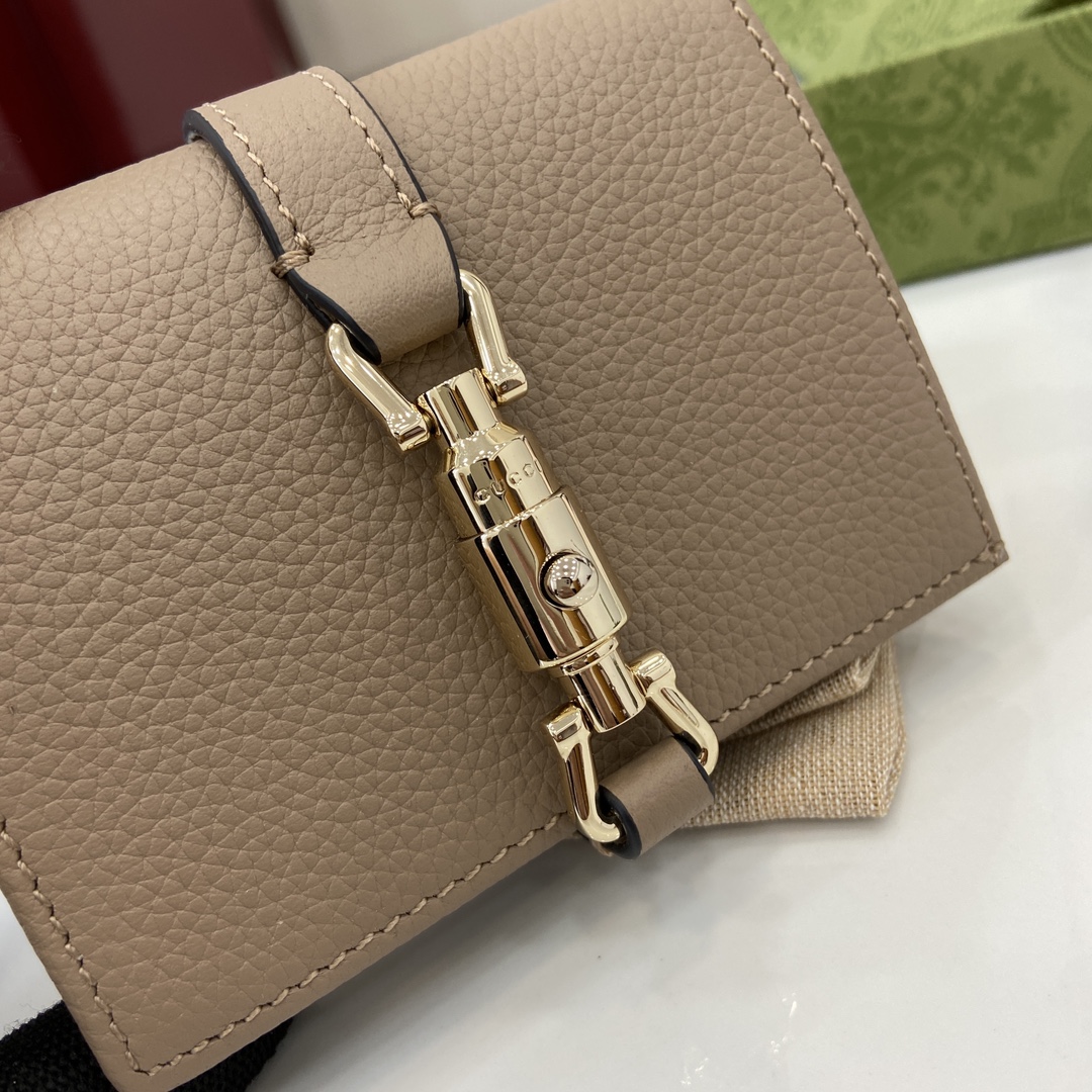 Gucci Jackie 1961系列借鉴手袋设计灵感 推出小巧高贵的全新卡包造型