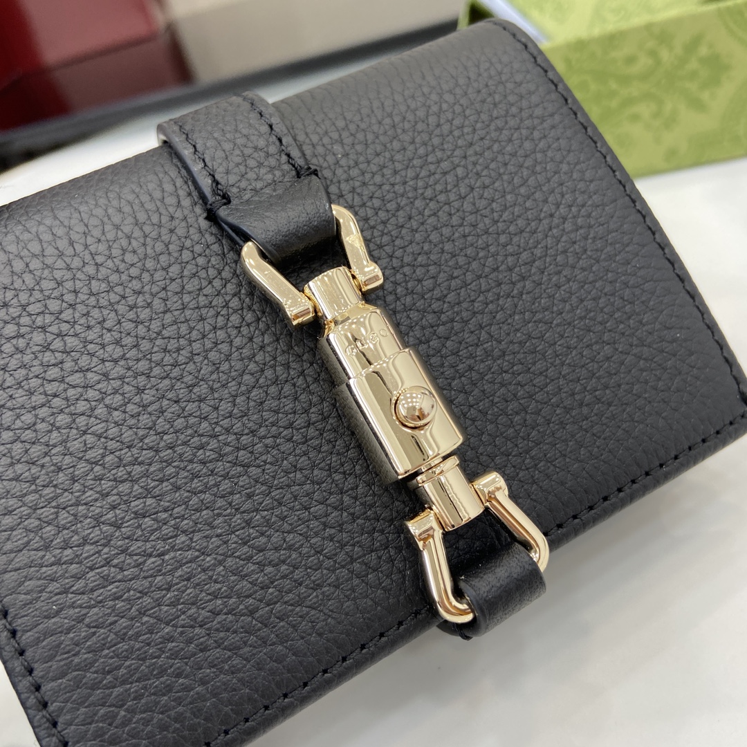 Gucci Jackie 1961系列借鉴手袋设计灵感 推出小巧高贵的全新卡包造型