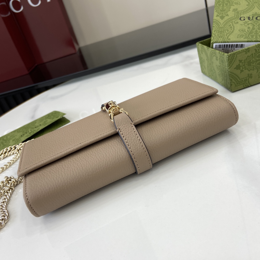 Gucci Jackie 1961系列推出全新长款钱包 采用 链带设计 可轻松转换为小巧玲珑的迷你手袋