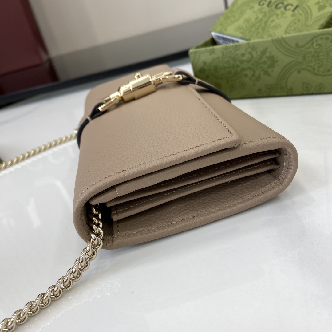 Gucci Jackie 1961系列推出全新长款钱包 采用 链带设计 可轻松转换为小巧玲珑的迷你手袋