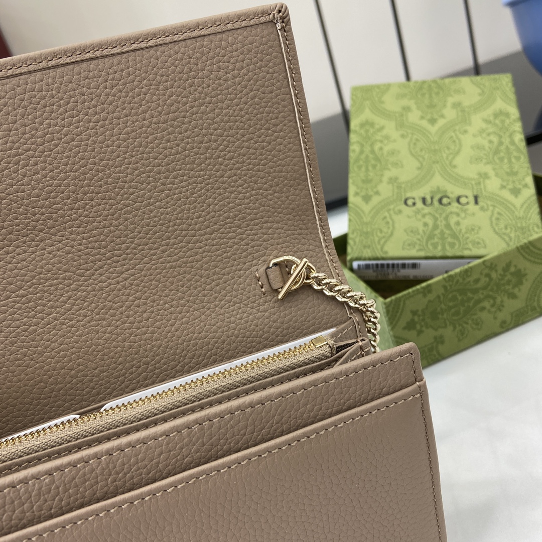 Gucci Jackie 1961系列推出全新长款钱包 采用 链带设计 可轻松转换为小巧玲珑的迷你手袋