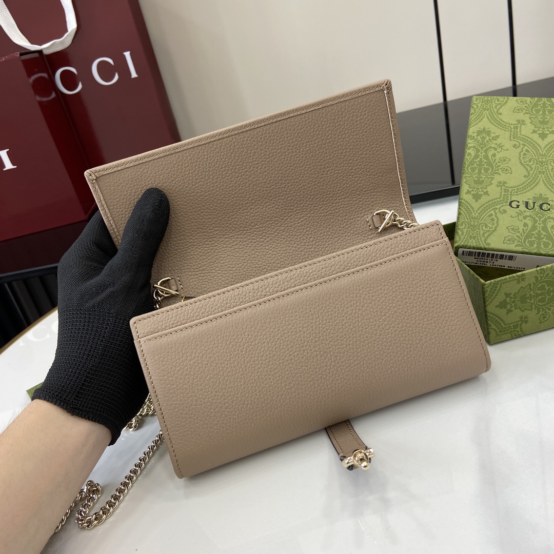 Gucci Jackie 1961系列推出全新长款钱包 采用 链带设计 可轻松转换为小巧玲珑的迷你手袋