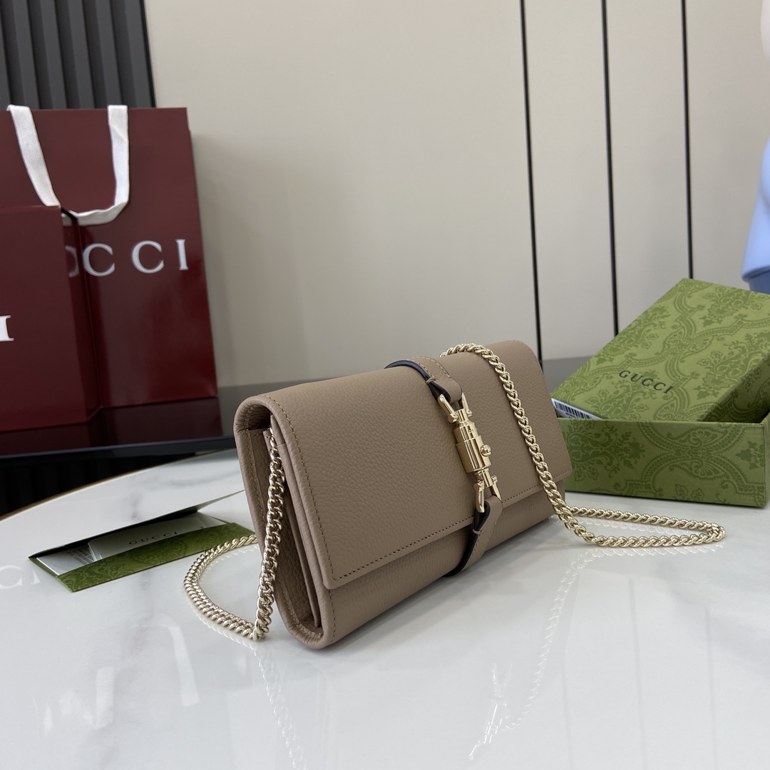 Gucci Jackie 1961系列推出全新长款钱包 采用 链带设计 可轻松转换为小巧玲珑的迷你手袋