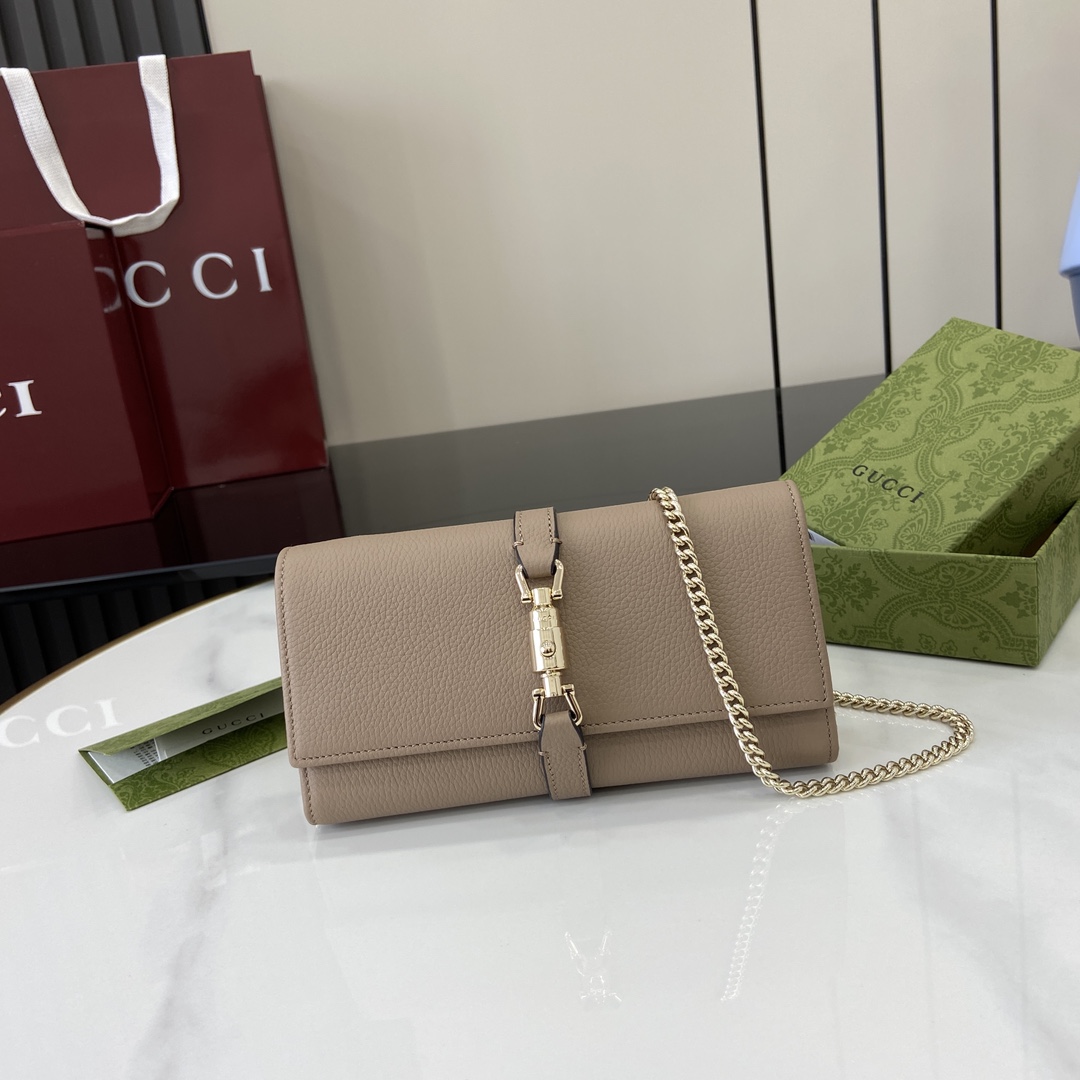Gucci Jackie 1961系列推出全新长款钱包 采用 链带设计 可轻松转换为小巧玲珑的迷你手袋